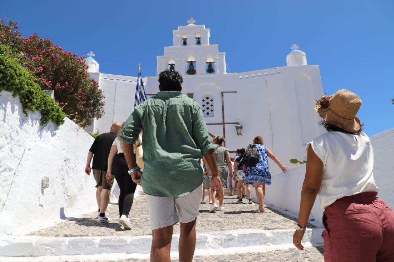 Santorini: Top Sights Day Trip, Wine Tasting, & Oia Sunset