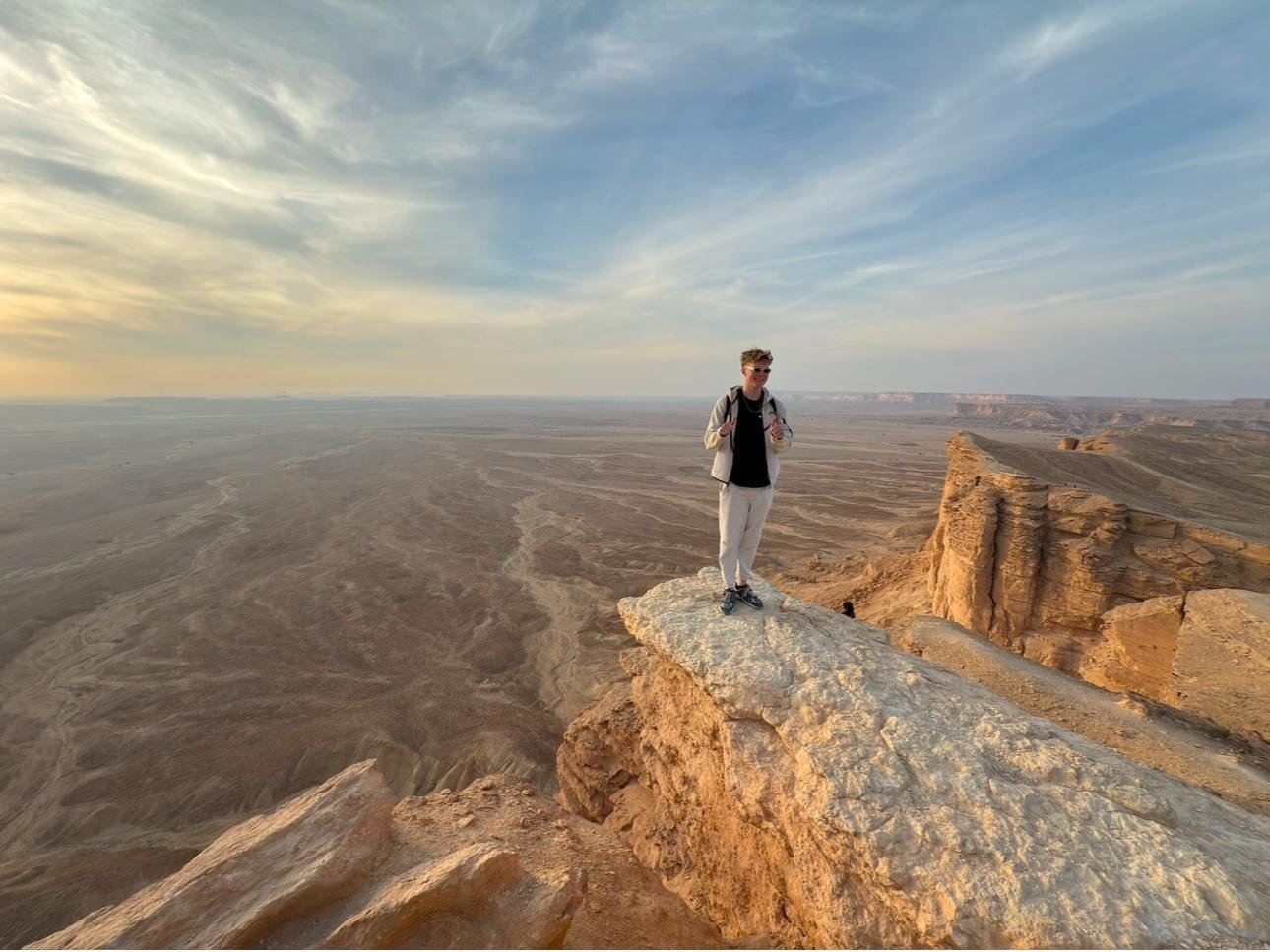 Riyadh Desert Expedition: Edge of the World, Camels & Stargazing