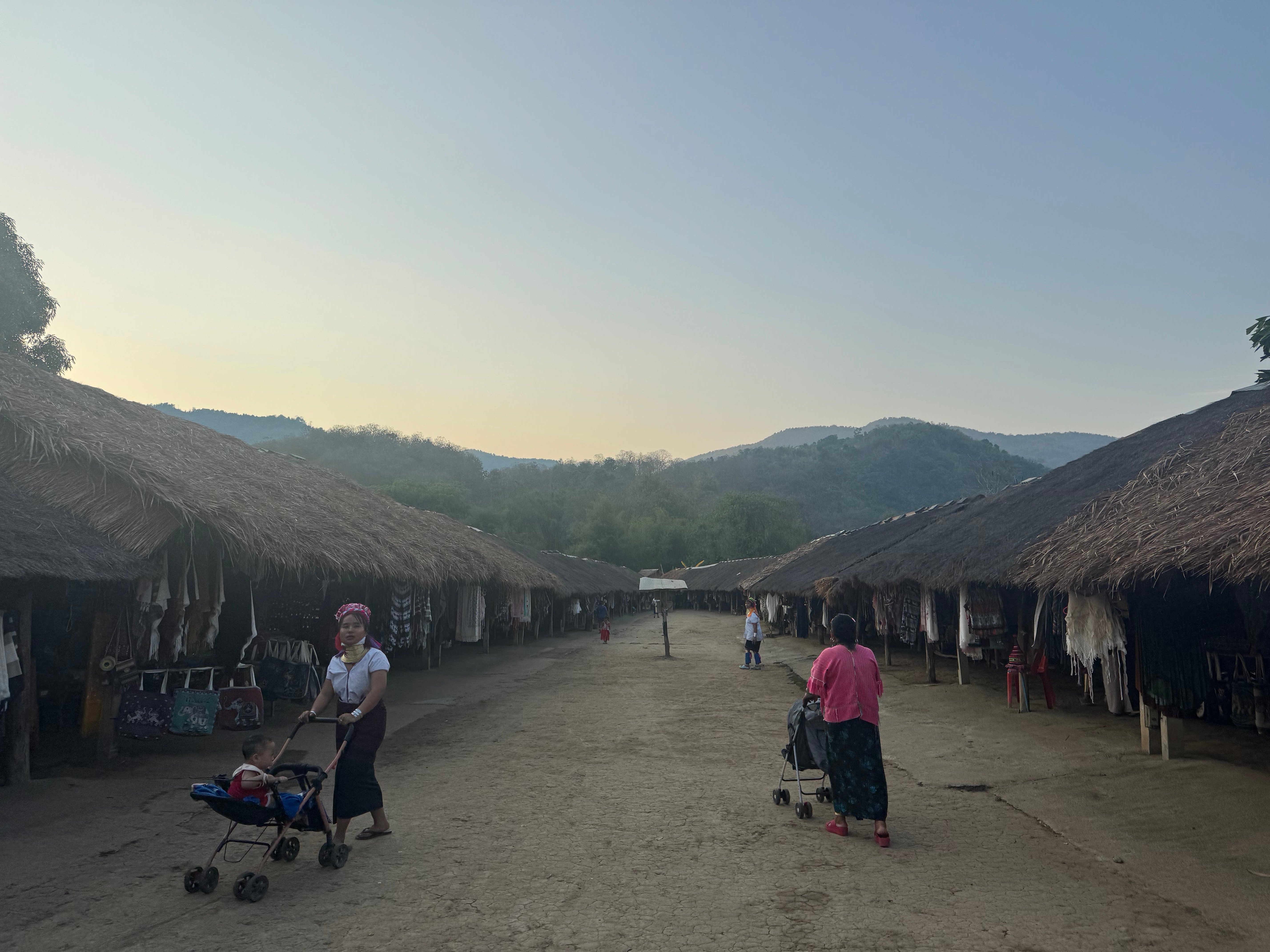 Chiang Rai: 7 Iconic Landmarks & Riverside Buffet Tour