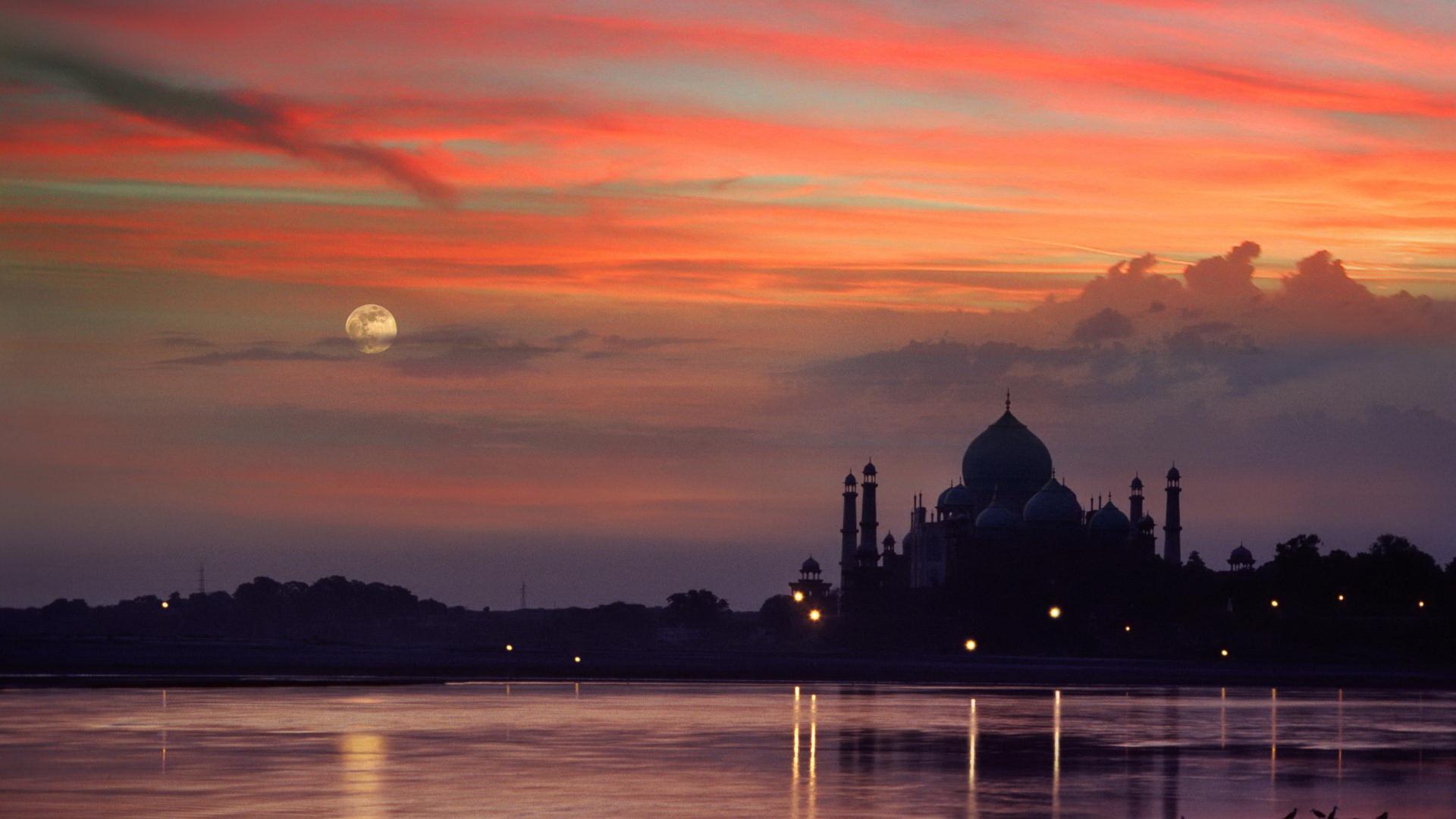 Taj Mahal Sunset Tuk Tuk Tour with Private Guide