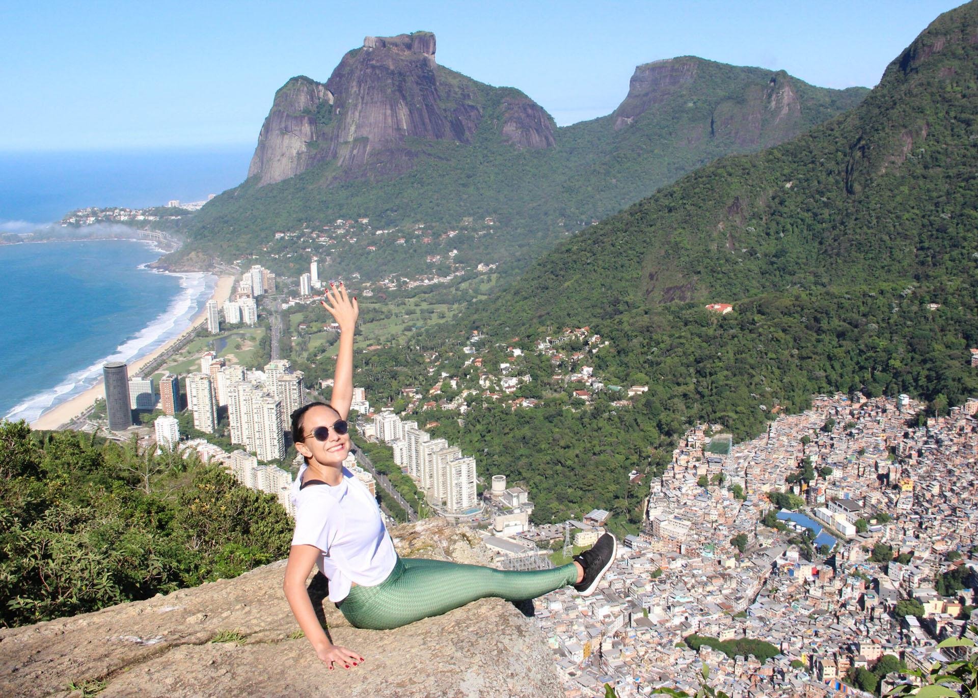 Two Brothers Peak Hike with Vidigal Community Visit