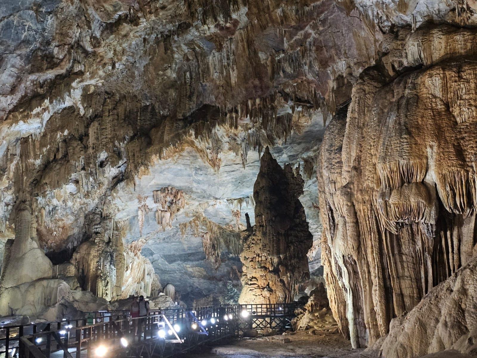 Phong Nha Cave boat tour Son River dragon boat and Paradise Cave karst — image 26