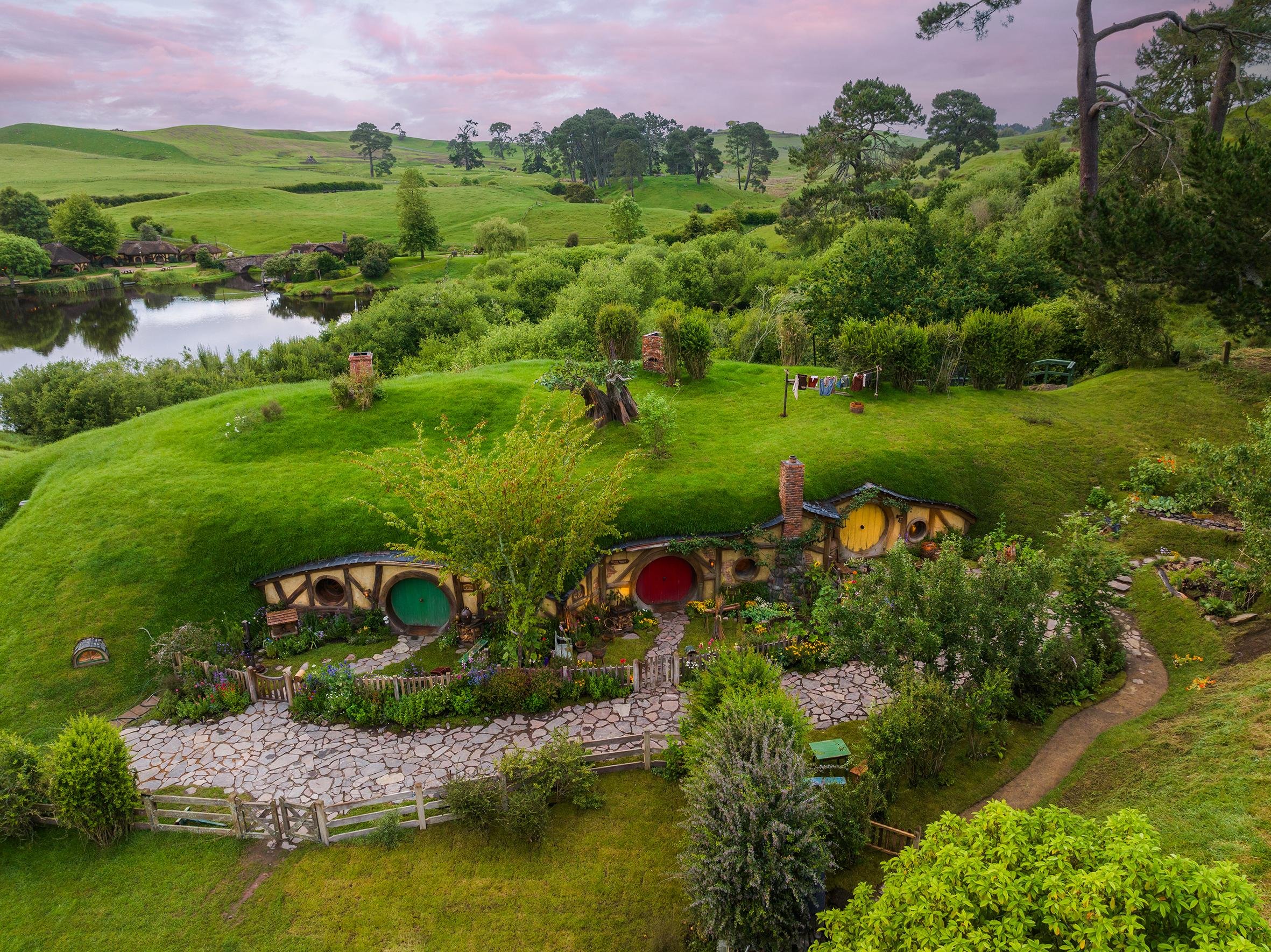 Auckland to Hobbiton & Waitomo Caves Full-Day Tour with Lunch