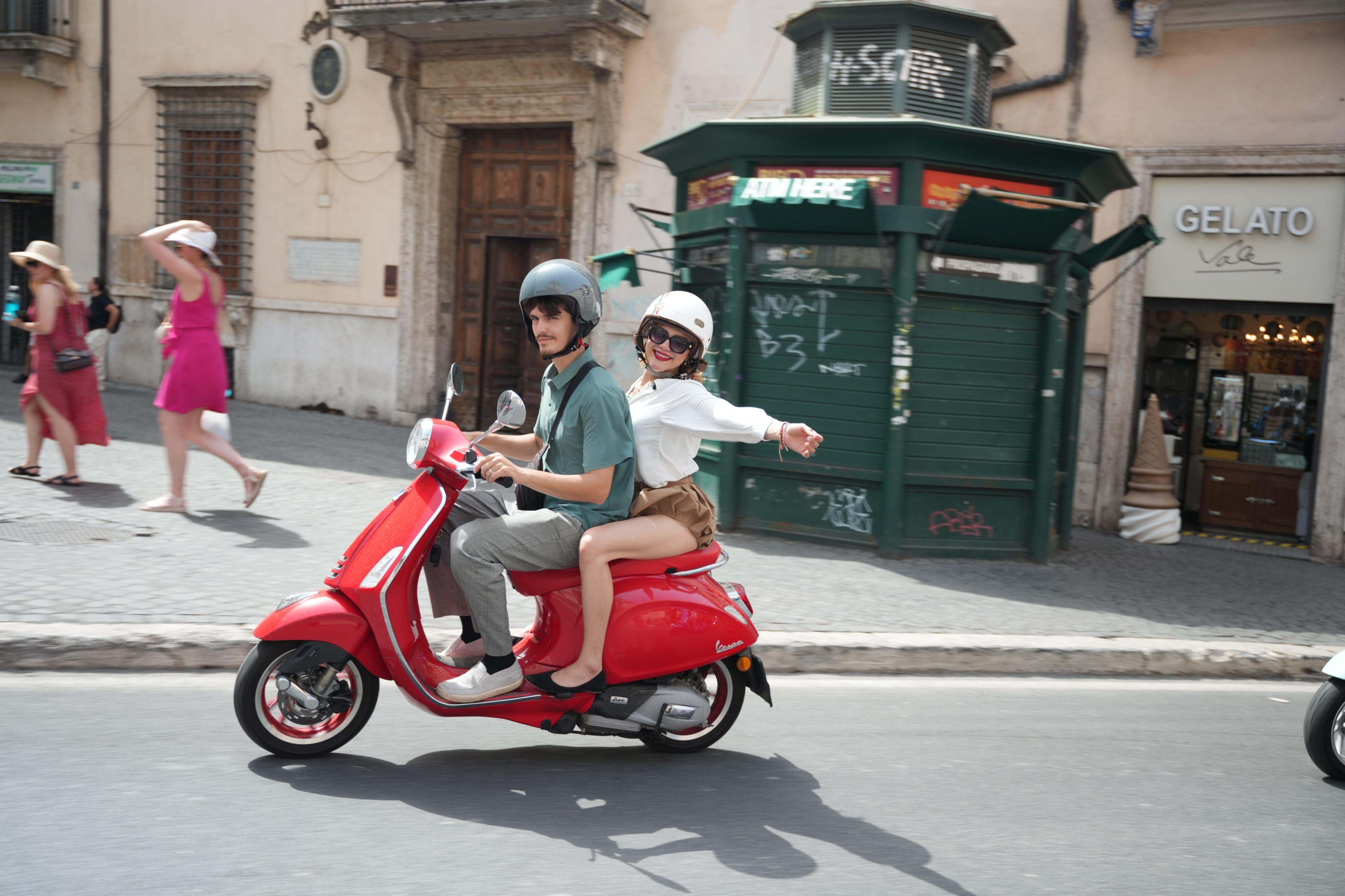 Rome vespa photo tour photoshoot passenger city backdrops — image 36