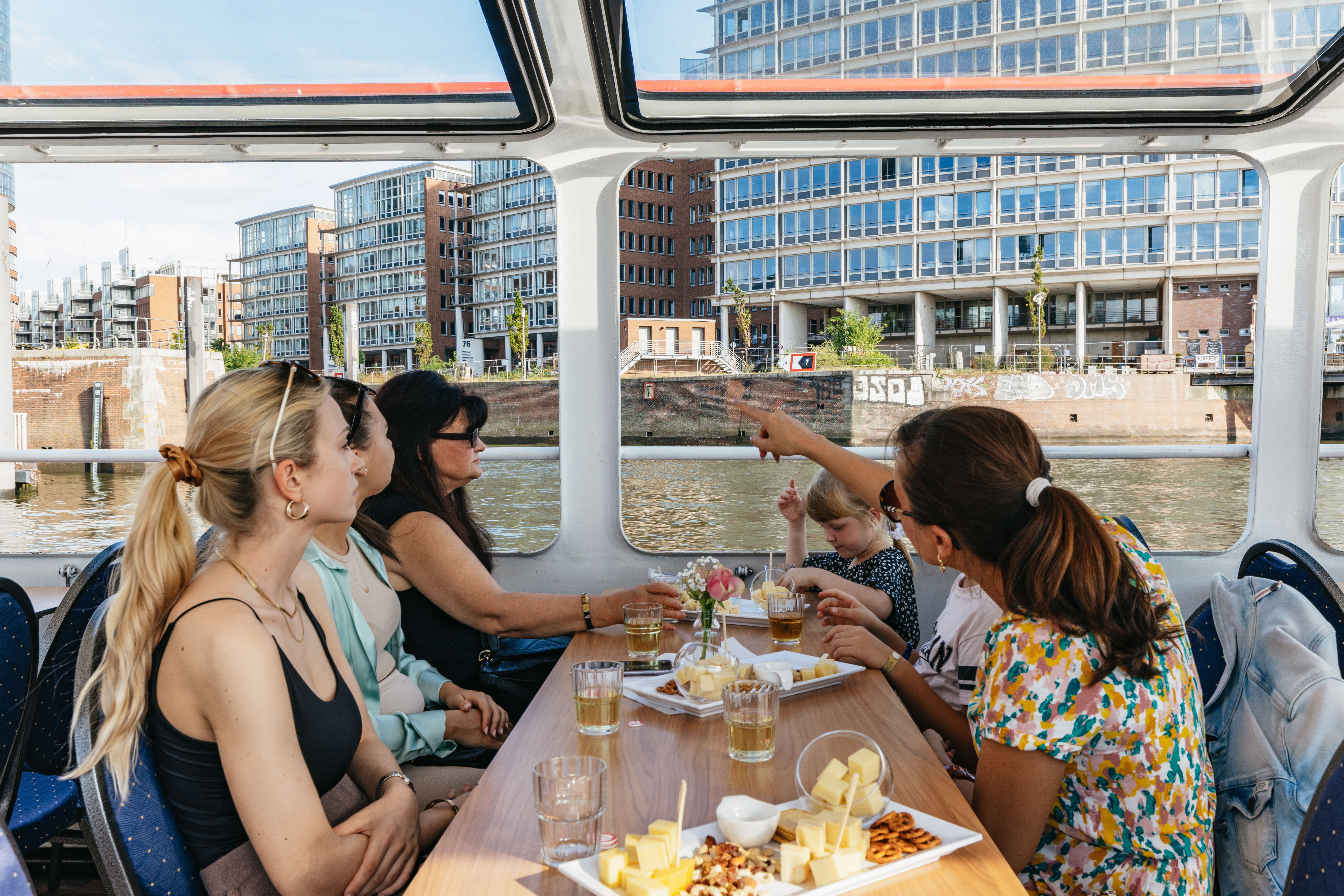 Hamburg: Hafenrundfahrt mit Wein und Käse – 2026 (verifizierte Bewertungen)