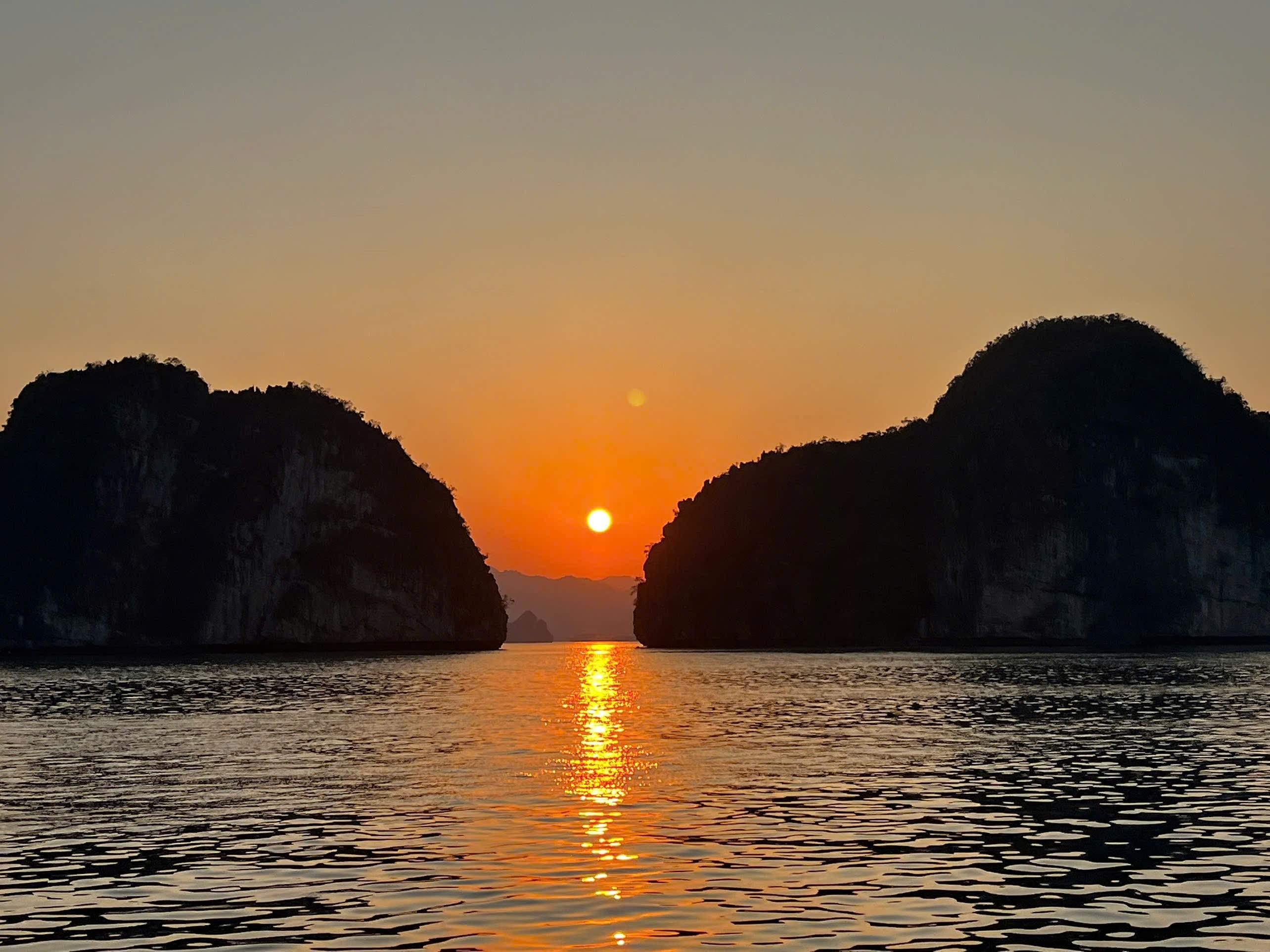 Ha Long Bay Full-Day Cruise: Caves, Kayaking & Scenic Views
