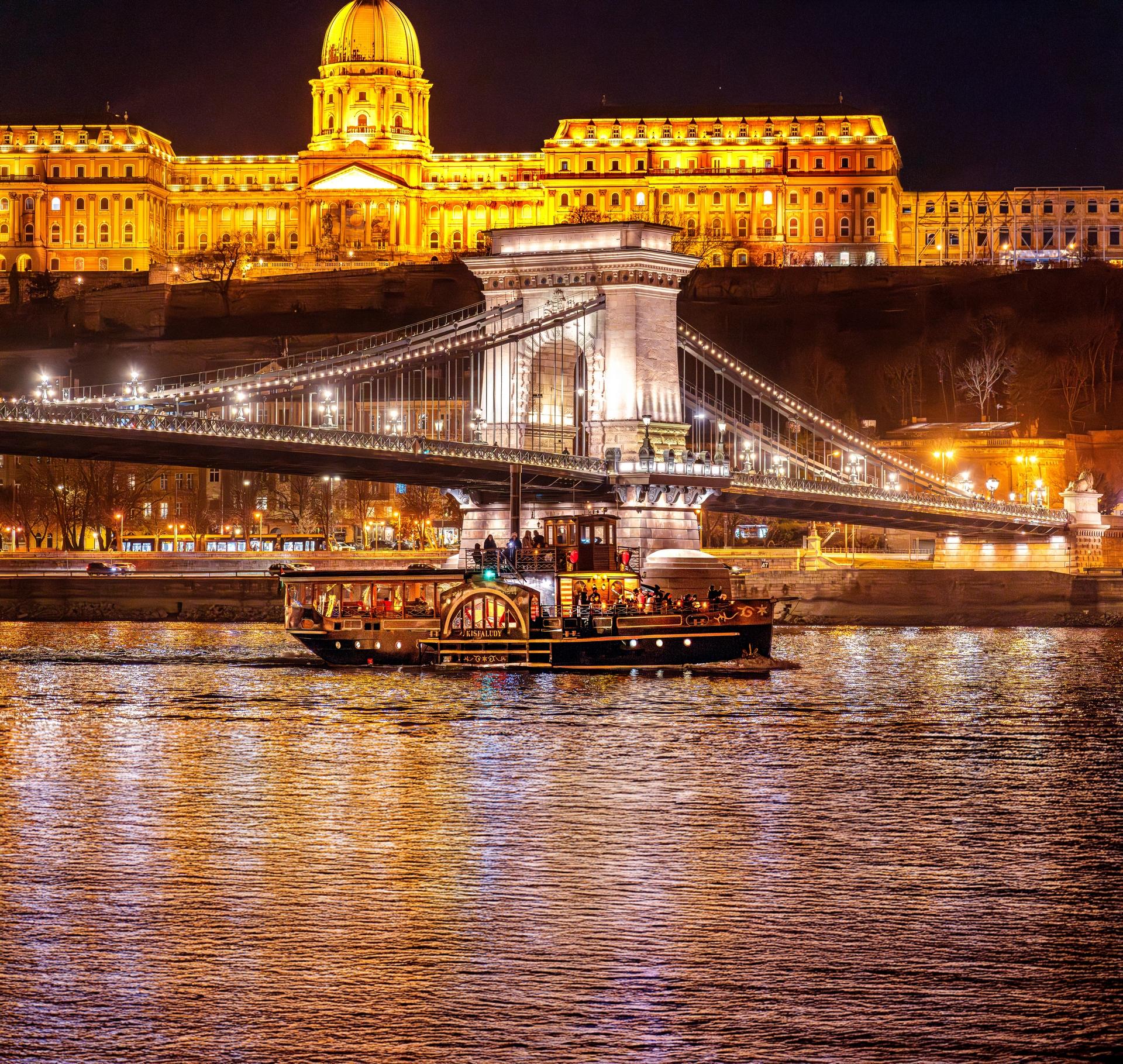 Budapest: Historical Cruise with Welcome Drink