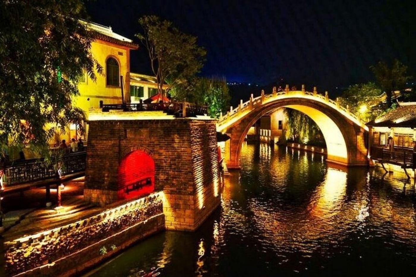 Beijing Evening Experience: Yunnan Cuisine, Lake Cruise & Hutong Walk