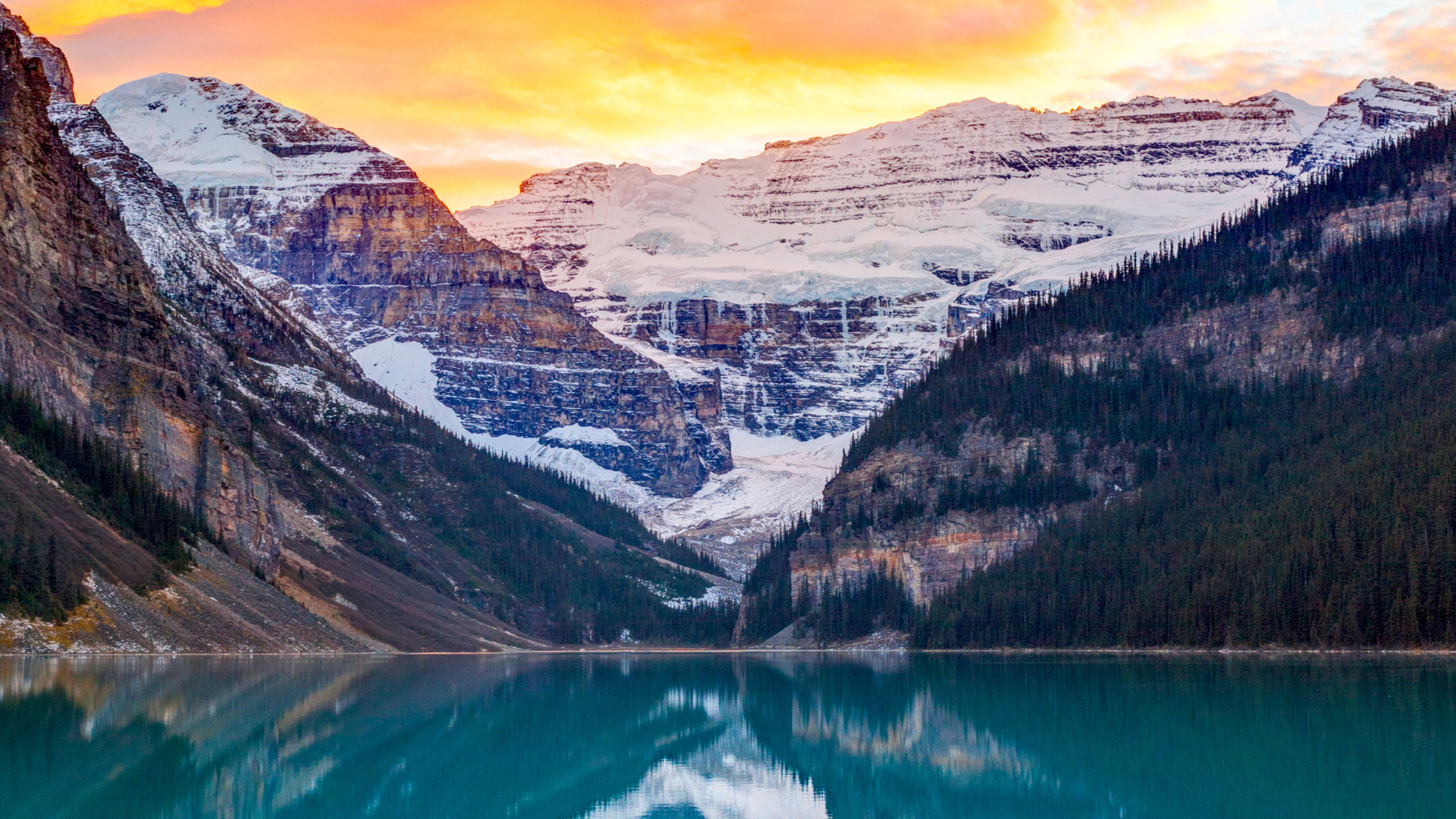 Sunrise at Moraine Lake & Lake Louise Tour from Banff/Canmore
