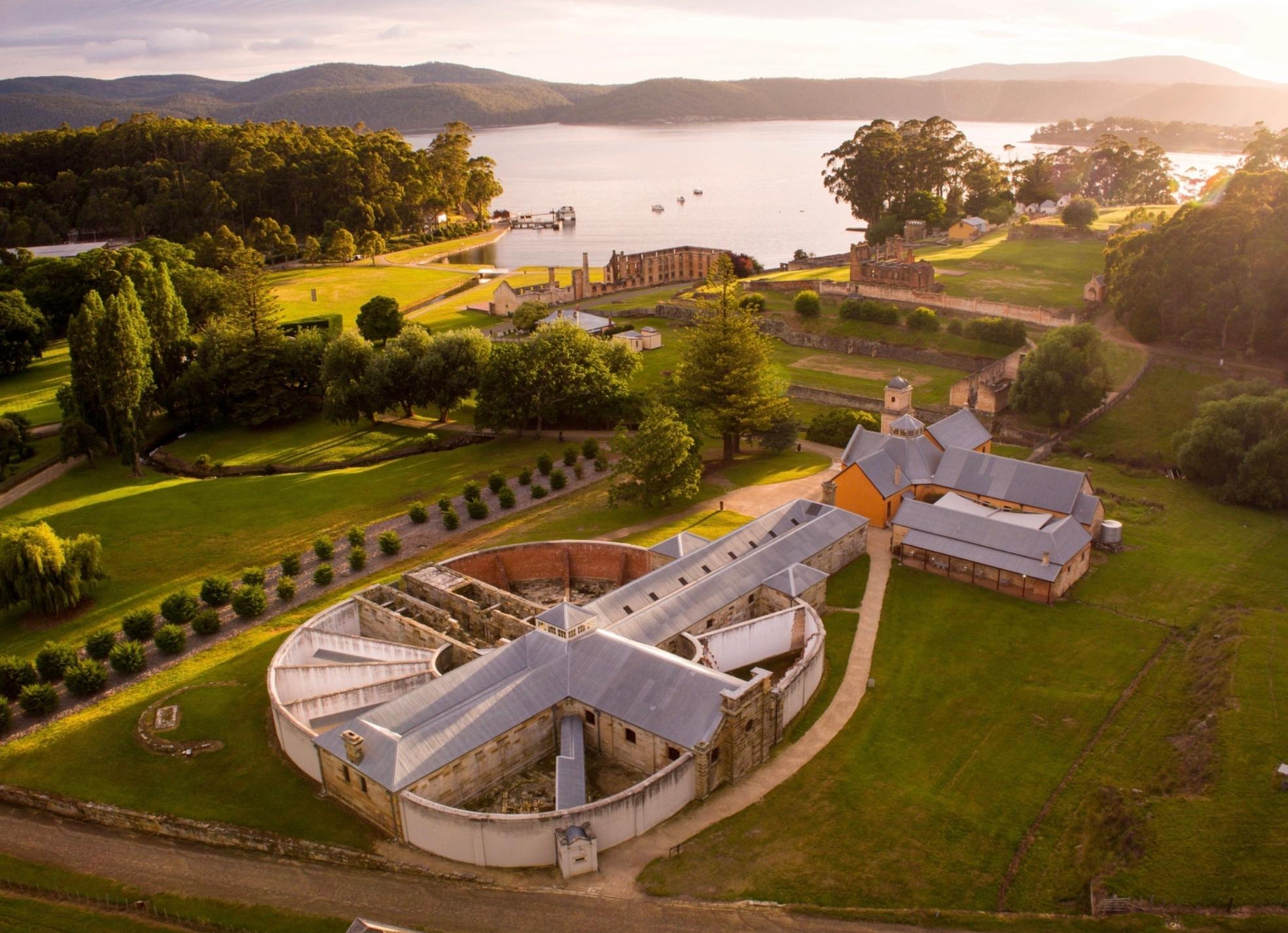Port Arthur Historic Site, Cape Raoul Cruise & Wildlife Farm Day Tour from Hobart
