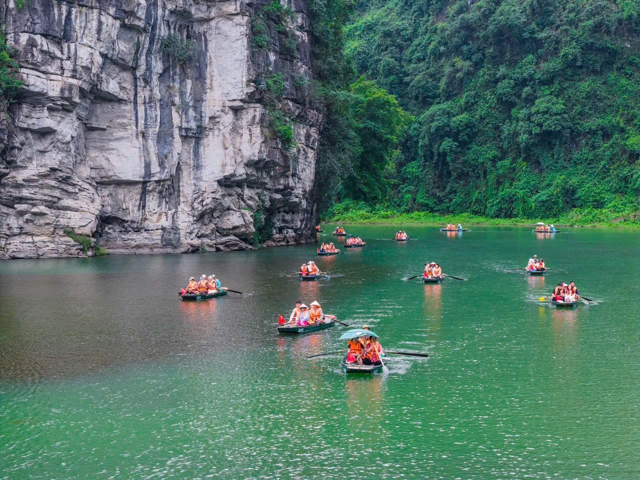 Hanoi to Ninh Binh: Hoa Lu, Trang An & Mua Cave Day Tour