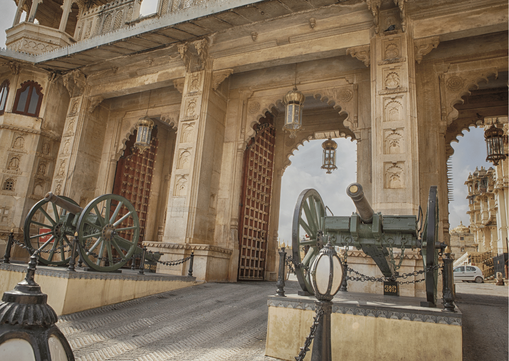 Udaipur: Ghats Walking Tour & Lake Pichola Boat Cruise