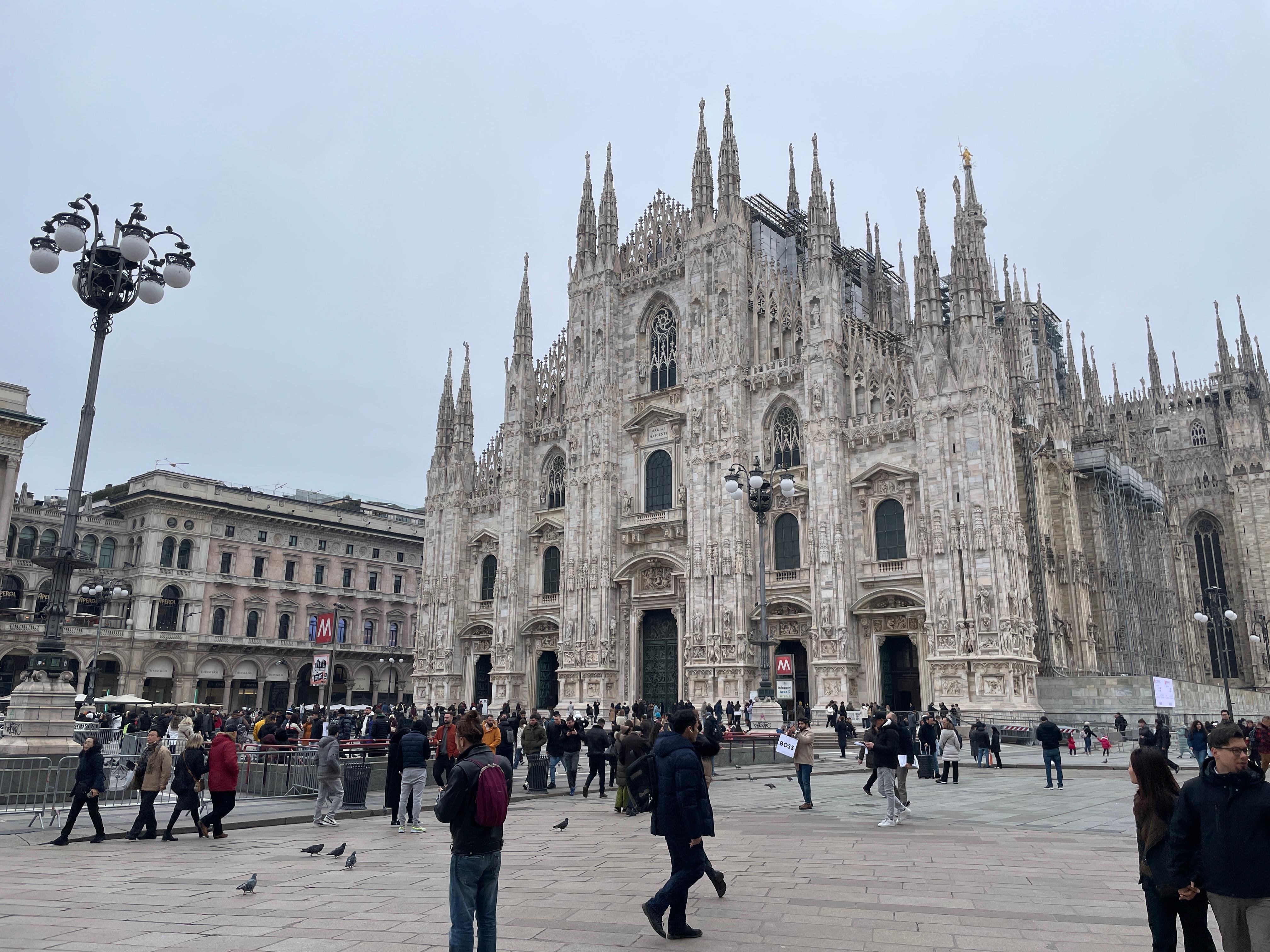 Milan History & Street Food Walk with Wine