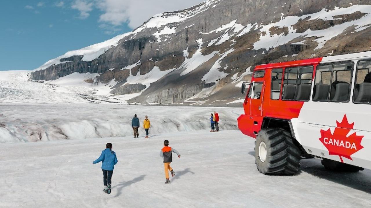 Icefields Parkway tour — Columbia Icefield, Peyto Lake and Bow Lake, Alberta — image 10