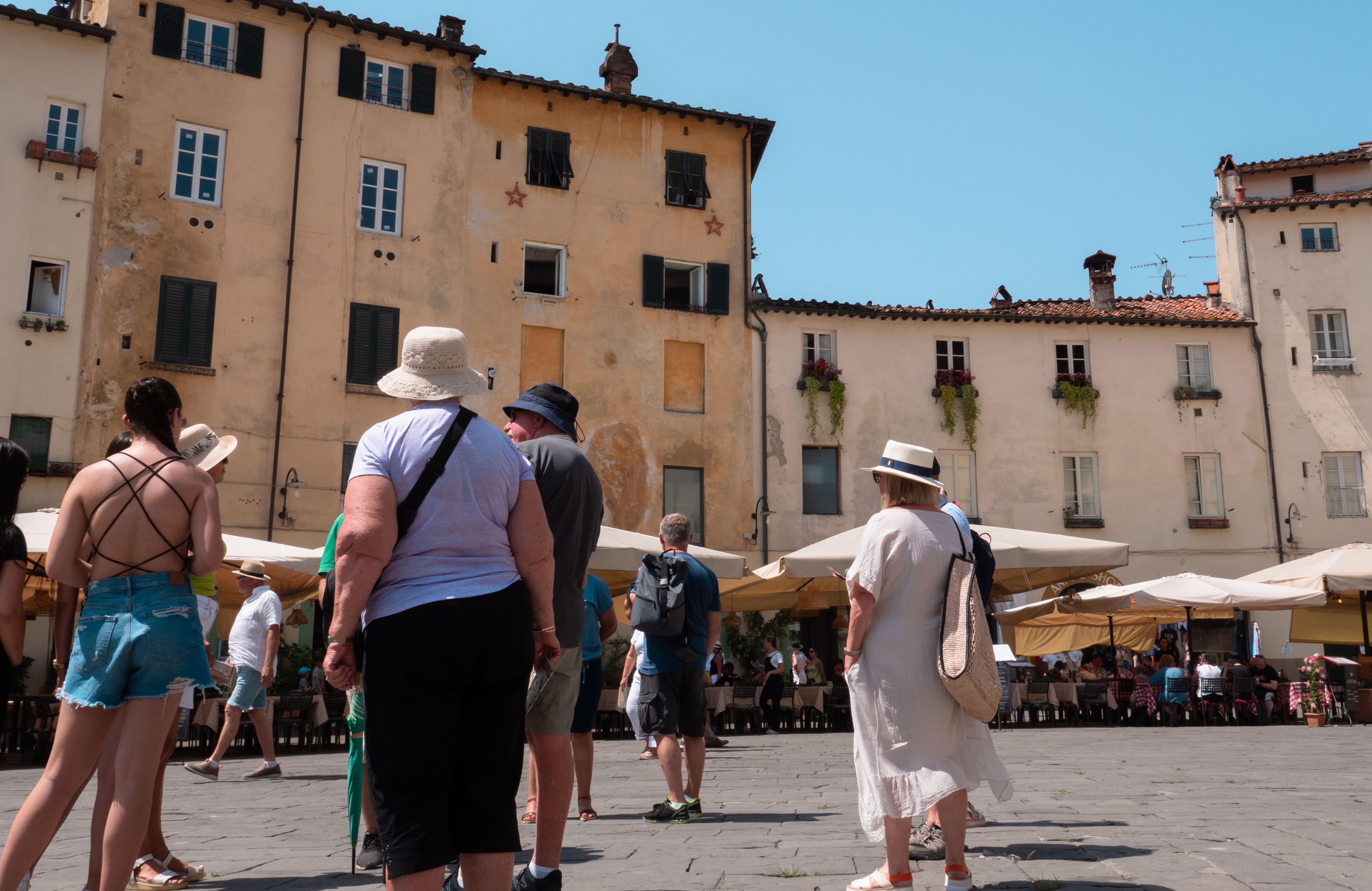 Livorno Port: Pisa & Lucca Day Trip by Bus