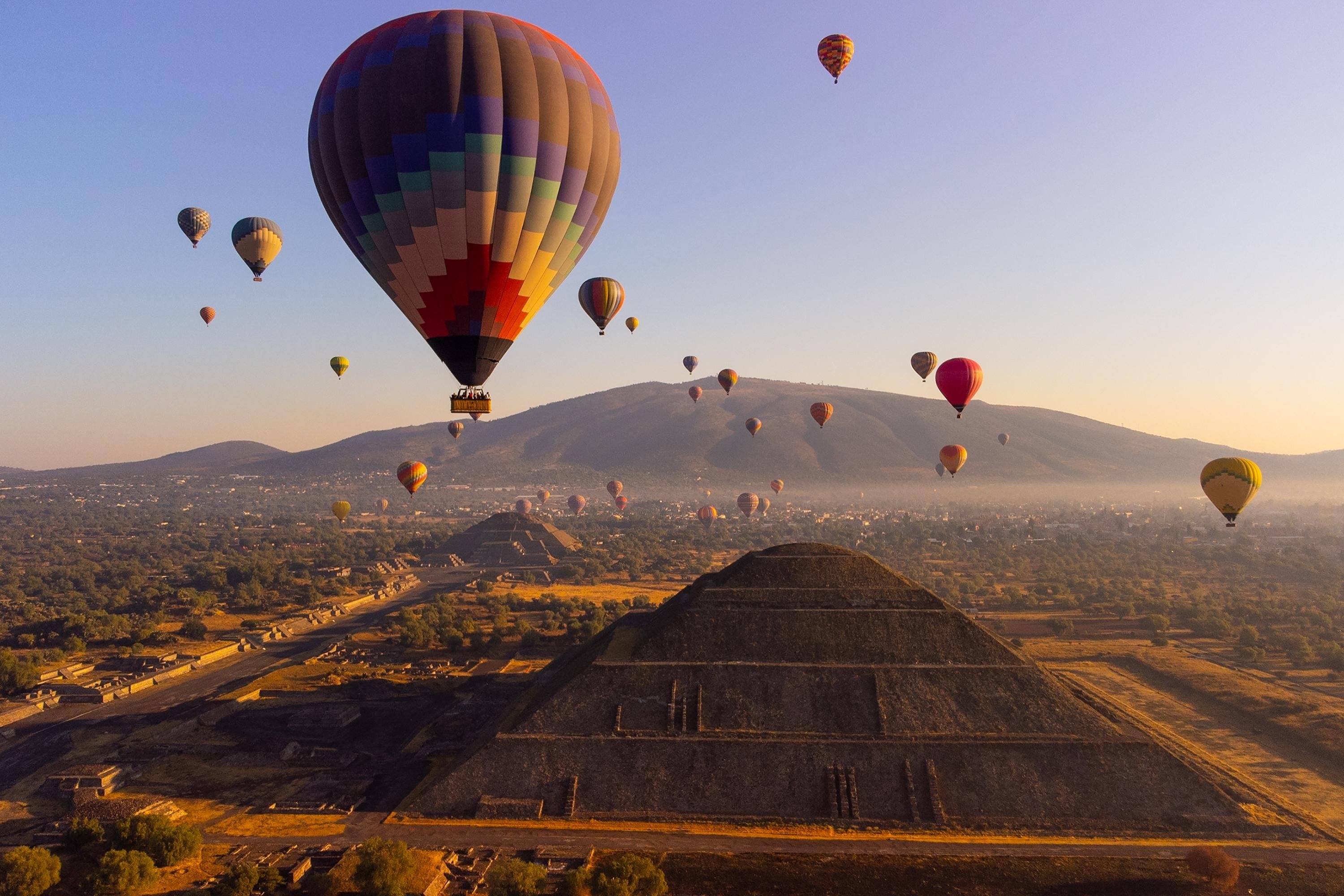 Teotihuacan Sunrise Hot Air Balloon Flight & Cultural Tour