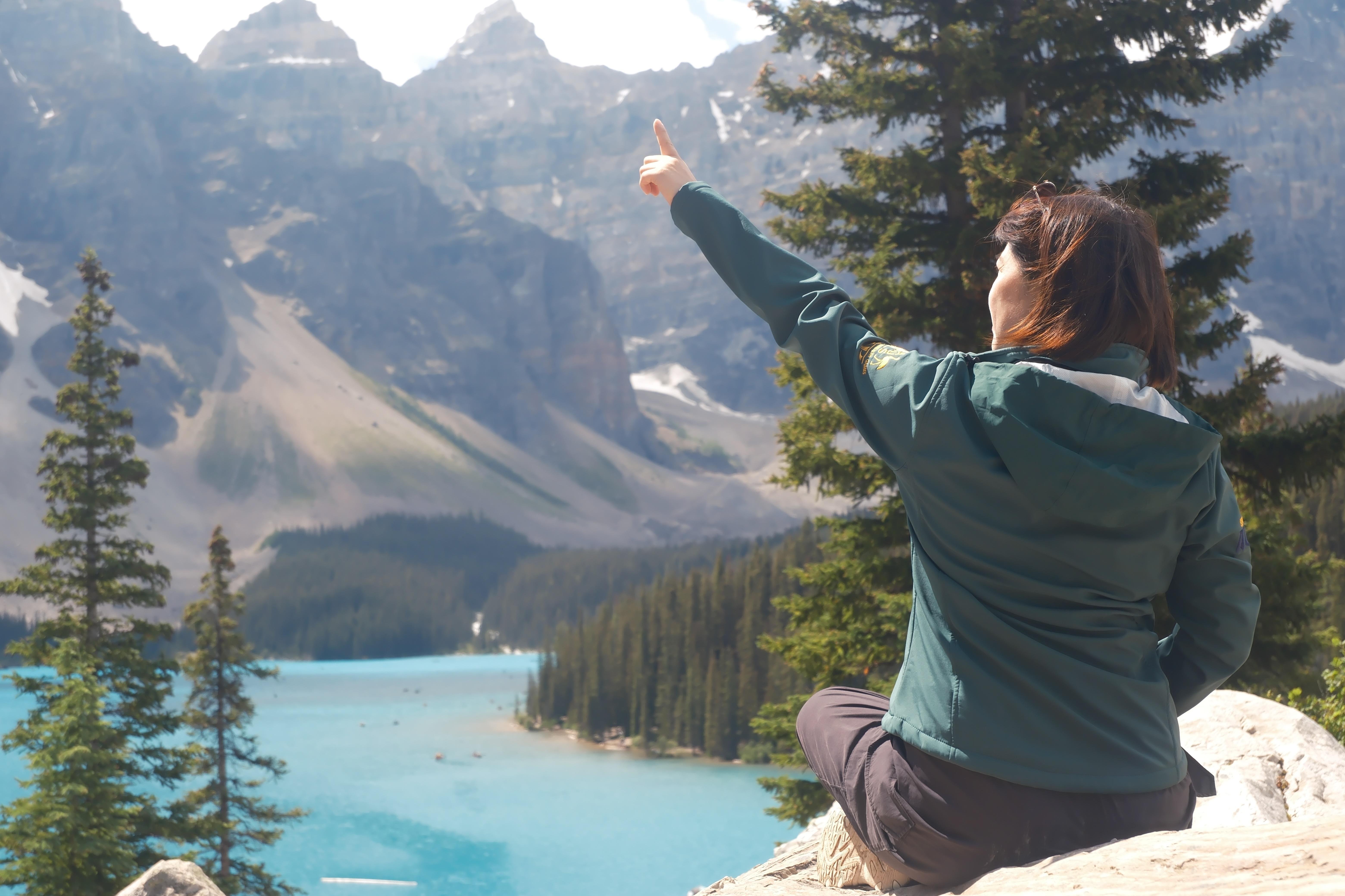 Moraine Lake & Lake Louise Small-Group Tour from Calgary