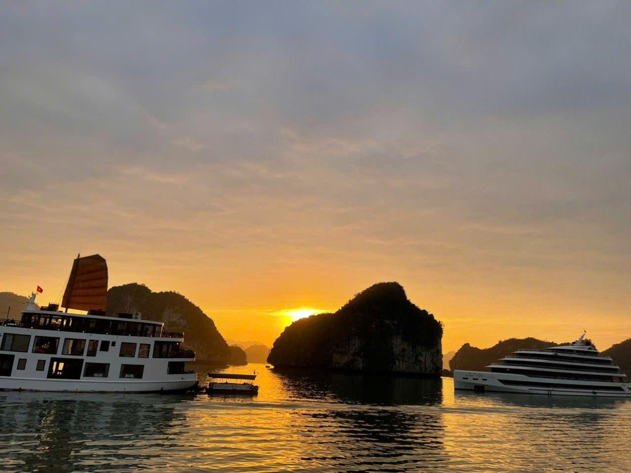 Ha Long Bay Day Trip from Hanoi: Luxury or Standard Cruise with Lunch