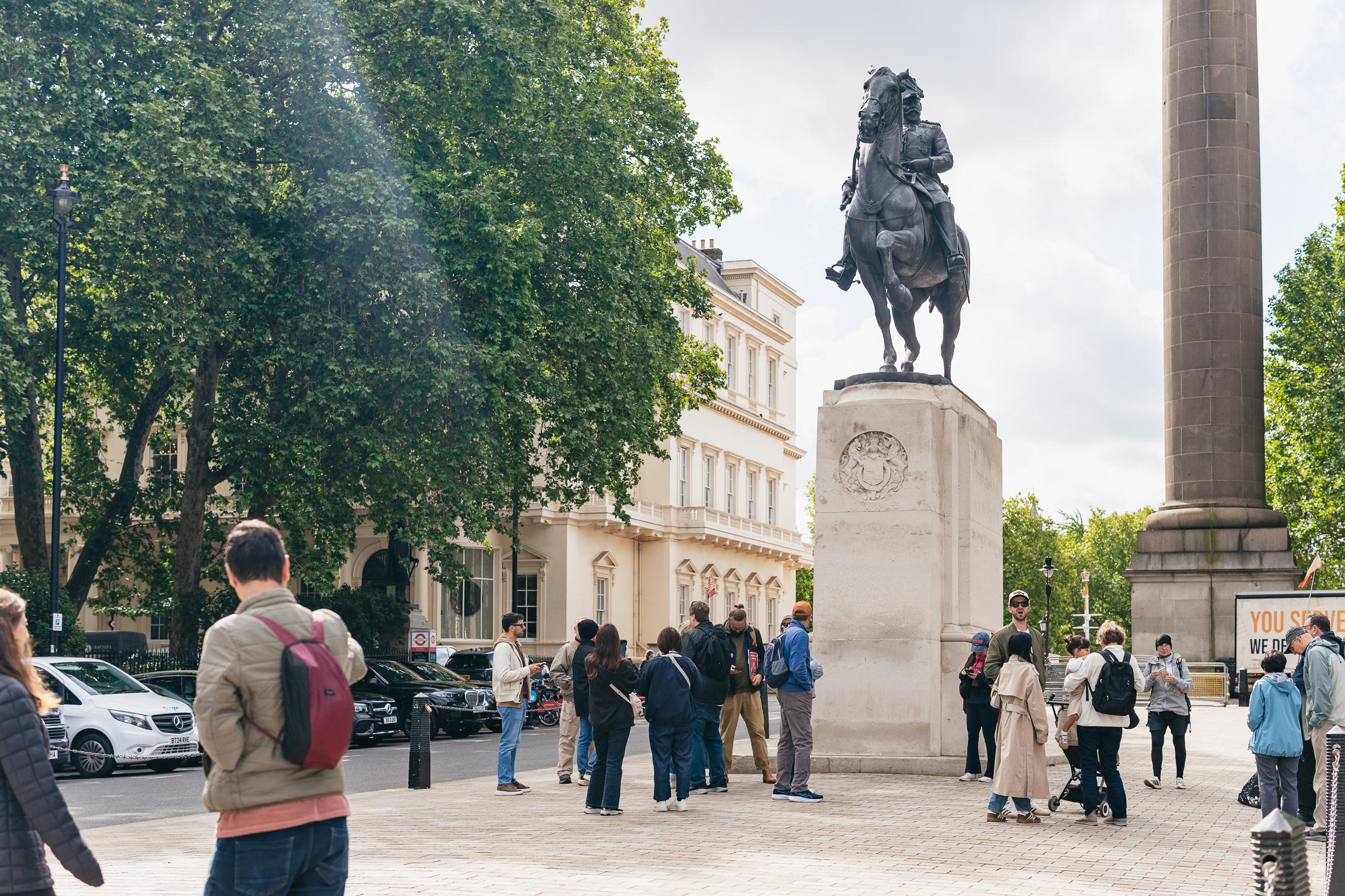 London: Changing of The Guard Tour with Expert Guide - Buckingham Palace tour and royal London scenery