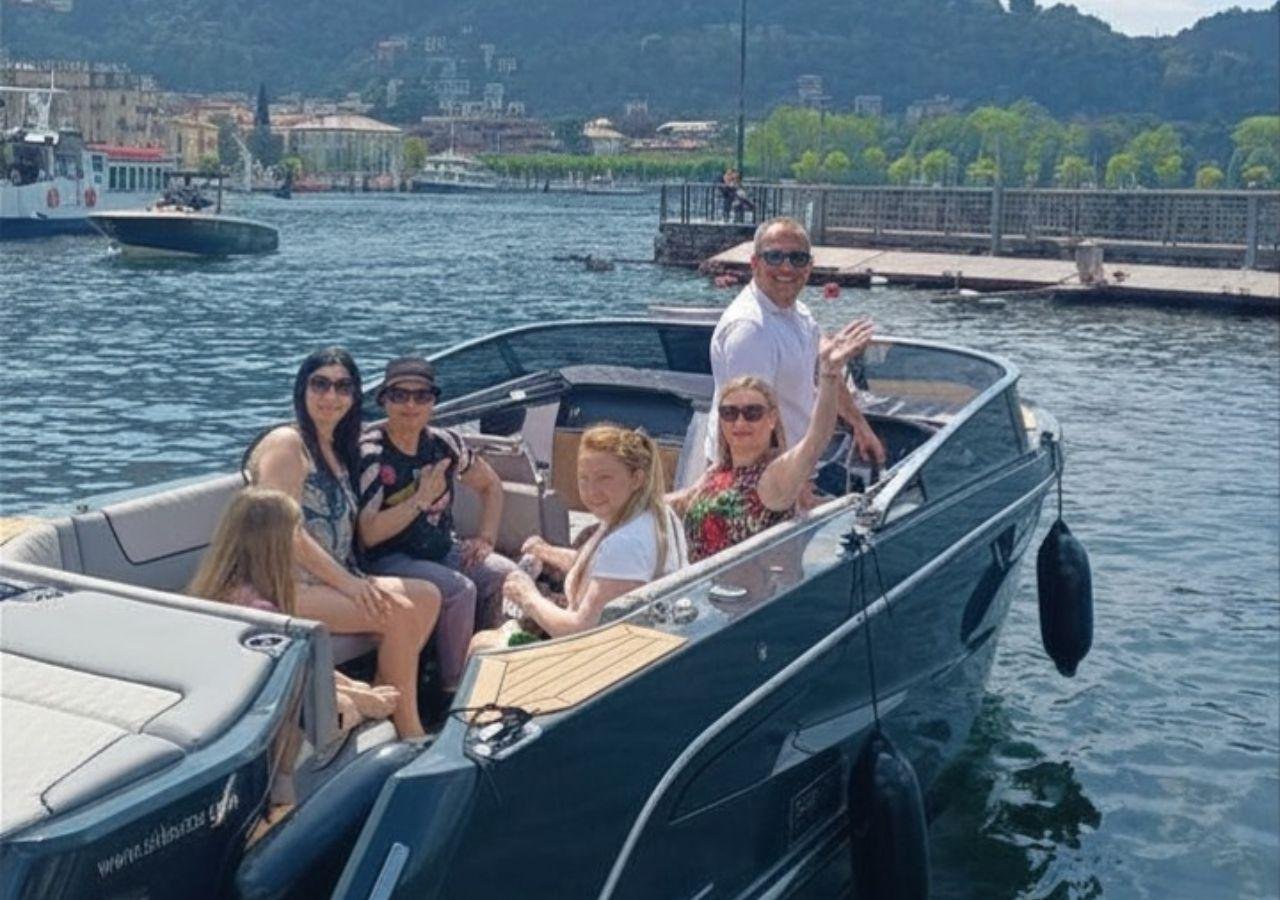Lake Como: 2-Hour Luxury Boat Tour with Captain & Villas