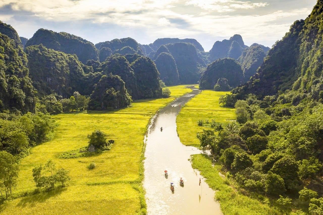 Ninh Binh Day Trip: Hoa Lu, Tam Coc Boat Ride & Mua Cave