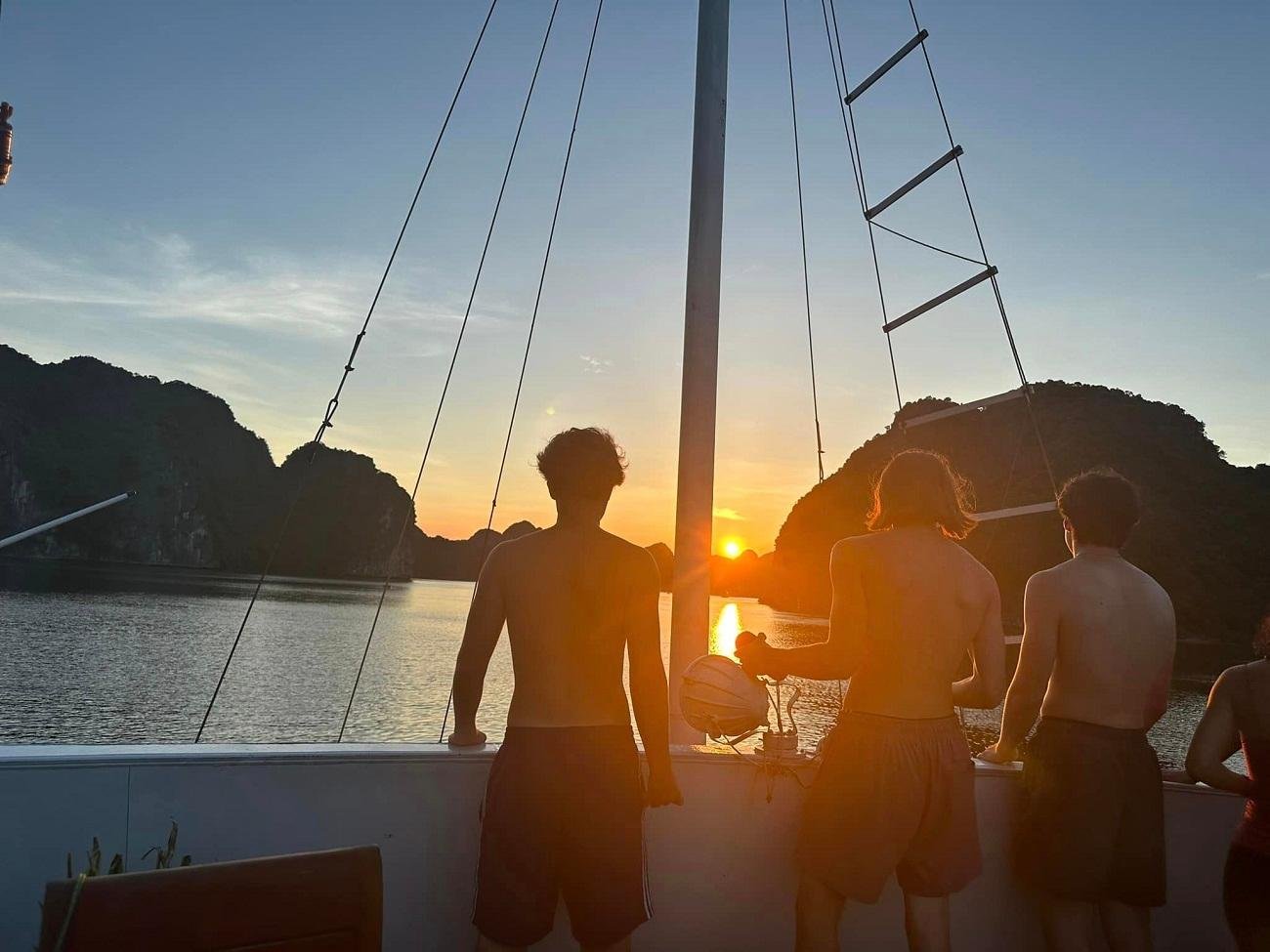 Ha Long Bay Full-Day Cruise from Hanoi: Caves, Kayaking & Sunset Party