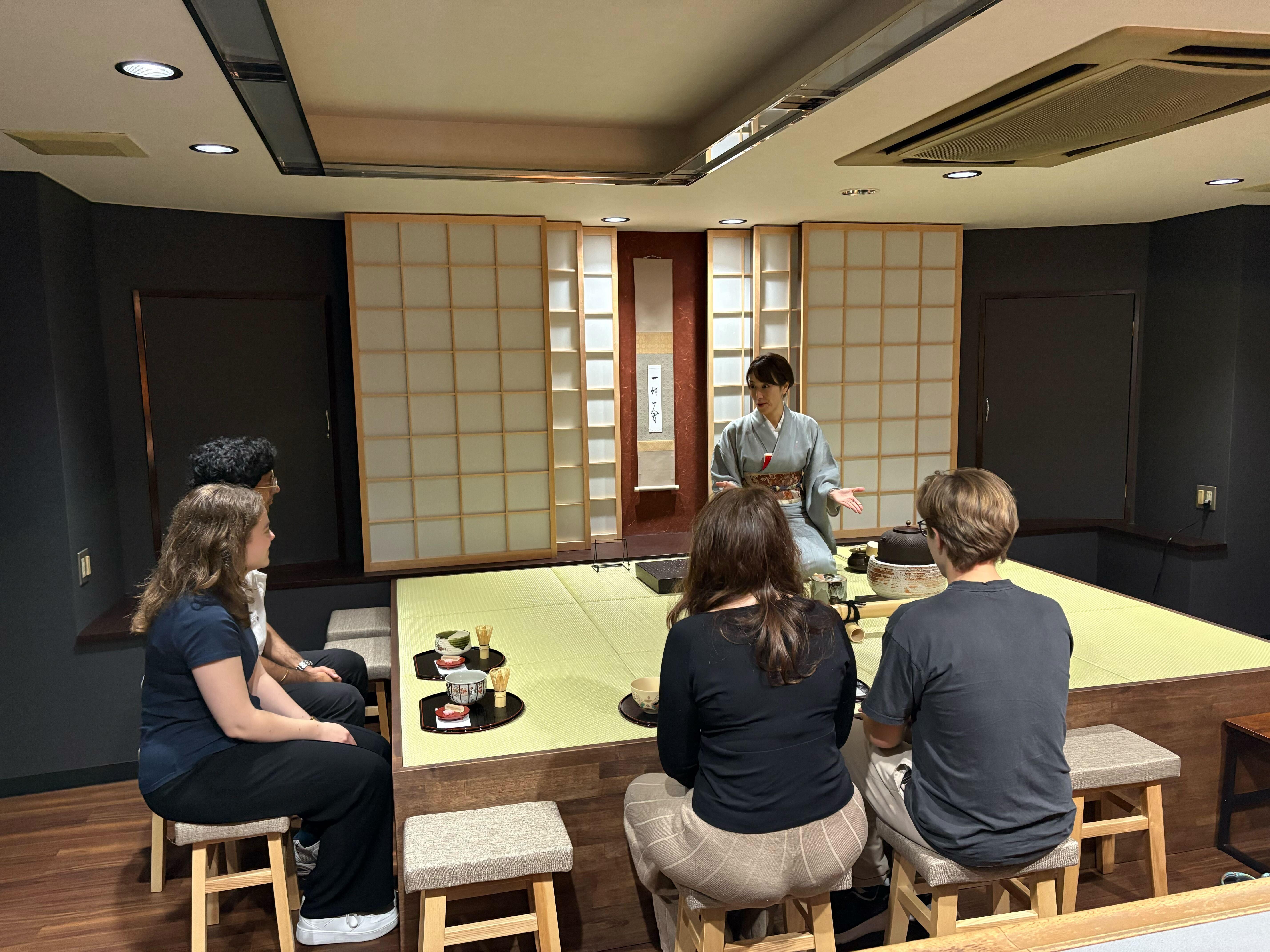 Traditionell teceremoni i Gion med matcha & lokala sötsaker