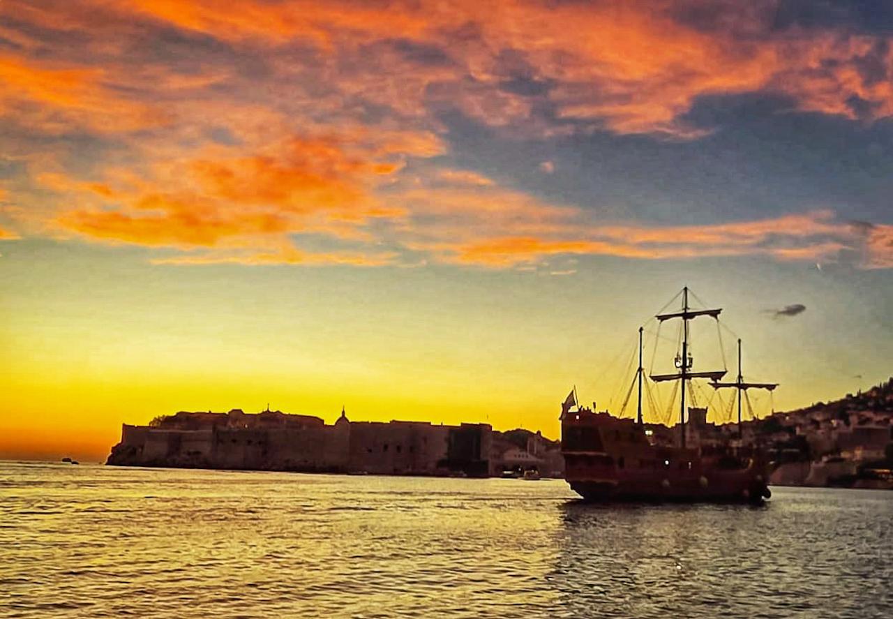 Dubrovnik Golden Hour Speedboat Cruise with Prosecco