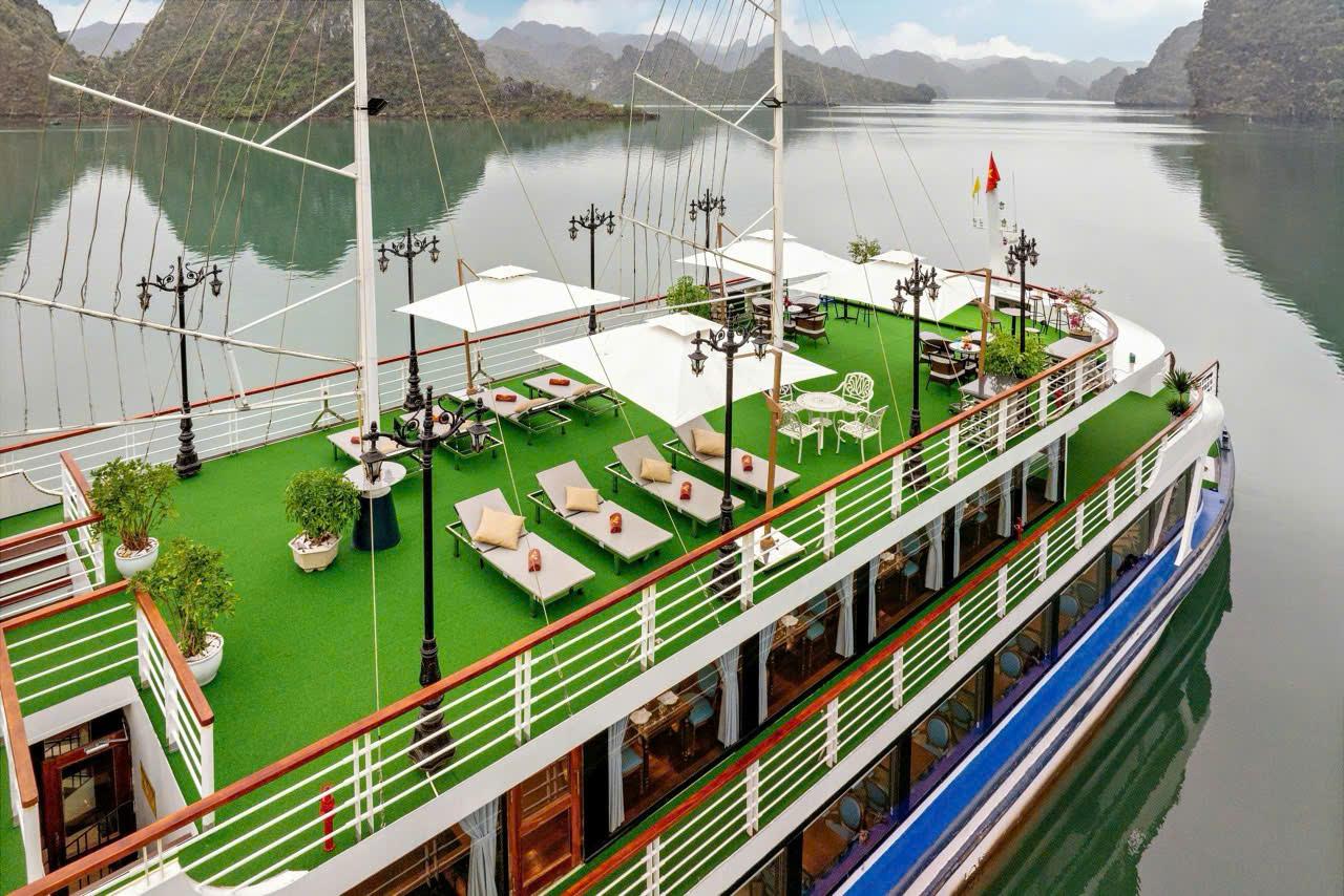 Luxury Ha Long Bay Day Cruise with Buffet & Kayaking