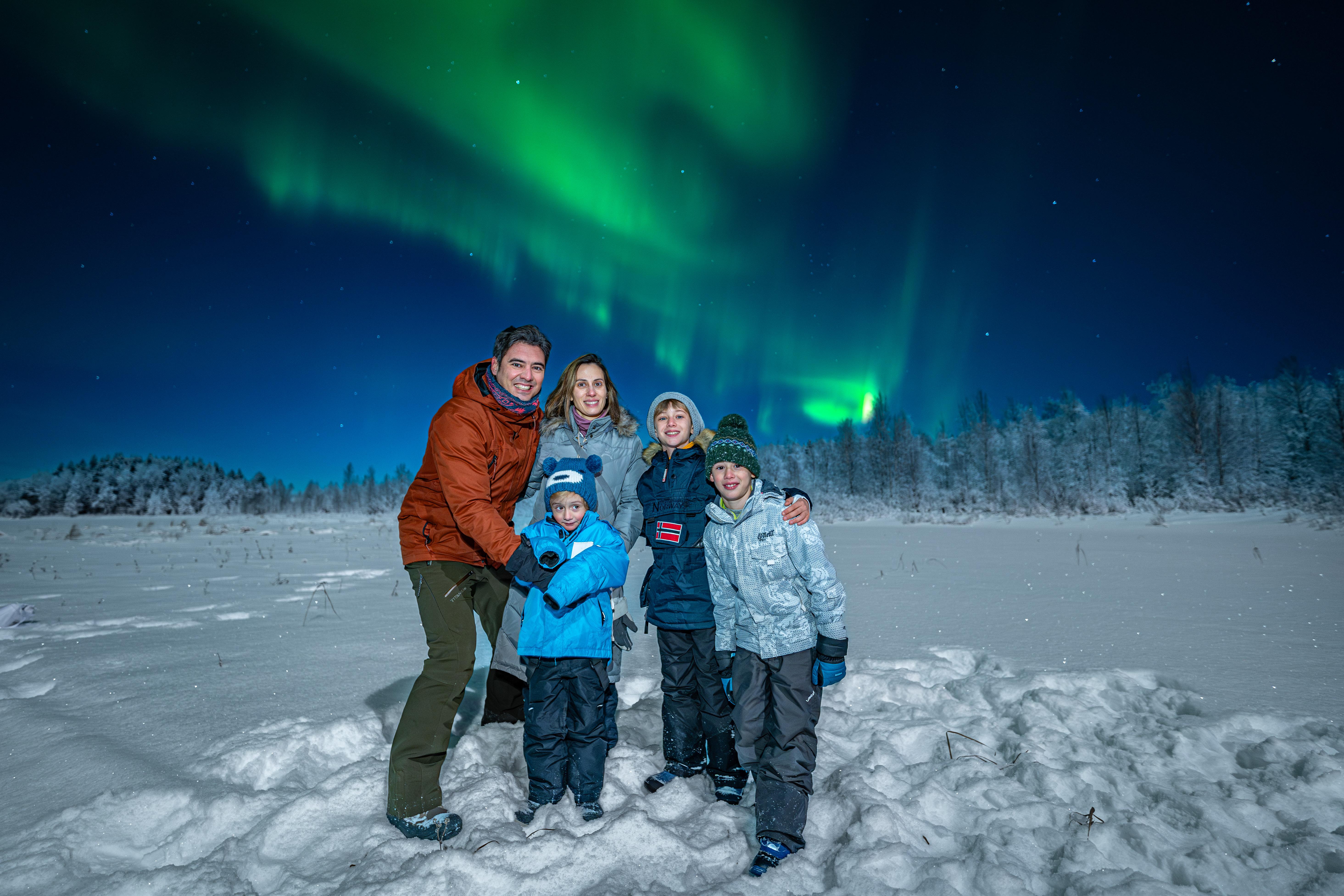 Rovaniemi Aurora Hunt – Expert-Led Northern Lights Chase with Free Photos