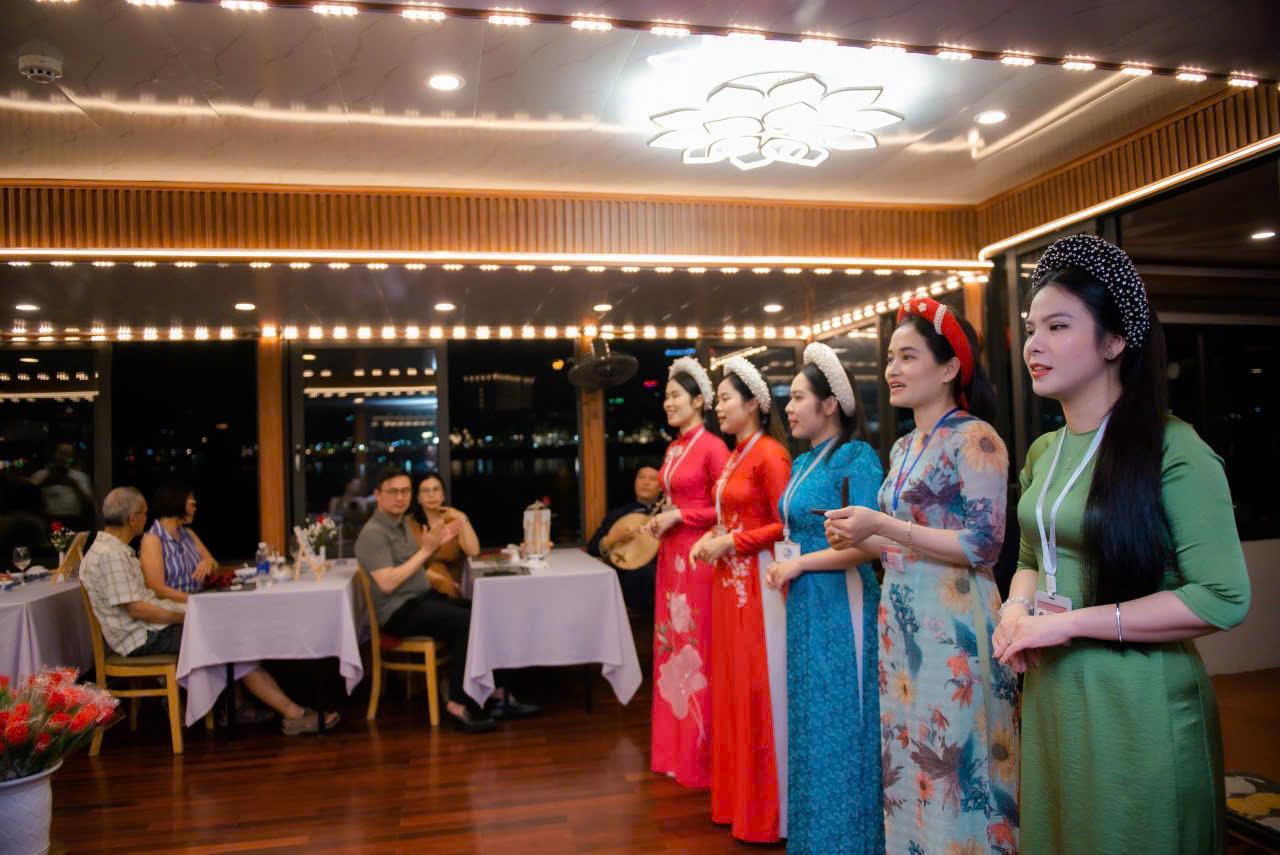 Perfume River Dinner Cruise with Hue Folk Music & Dining