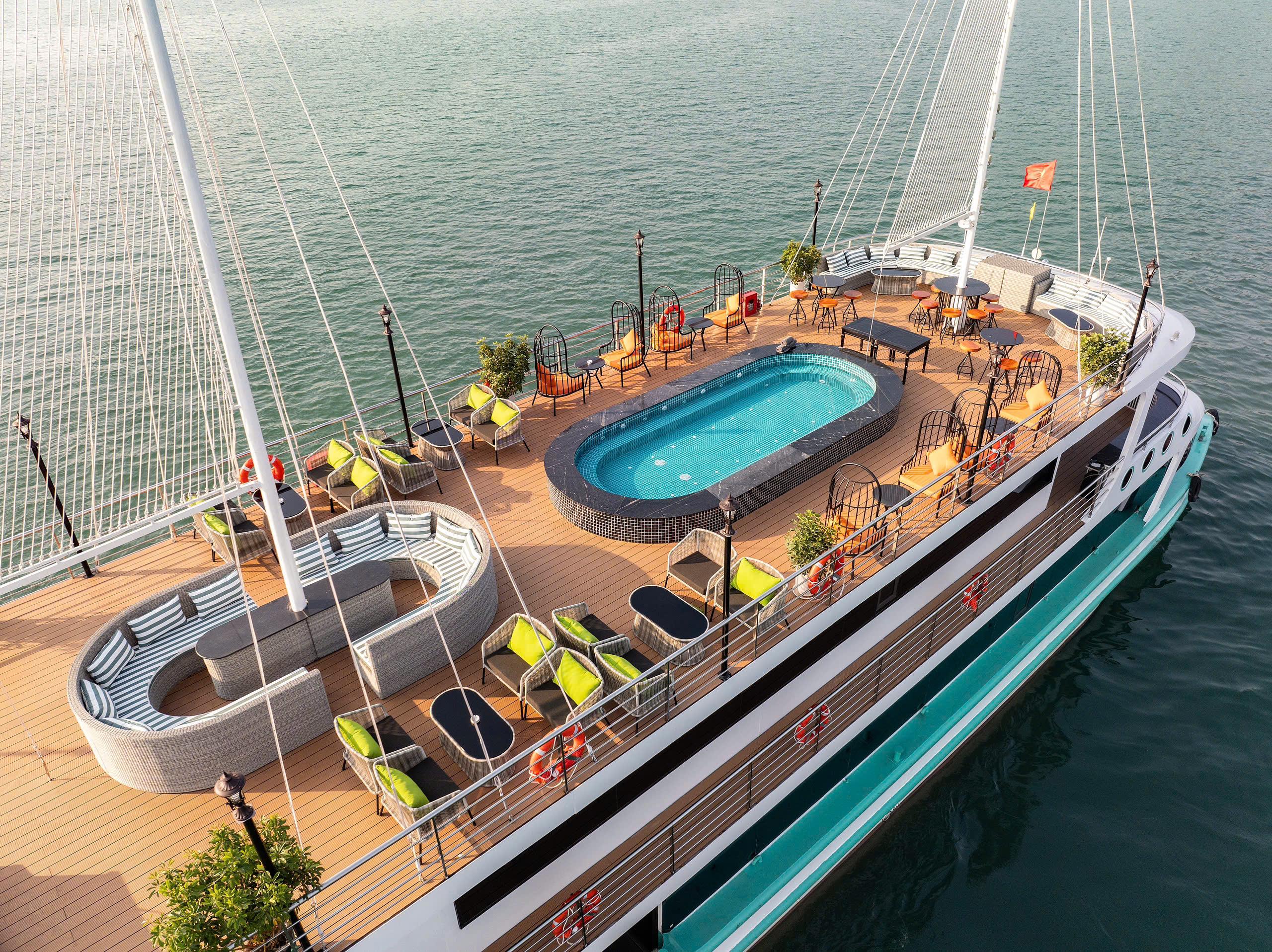 Ha Long Bay Luxury Day Cruise with Kayaking & Cave Exploration