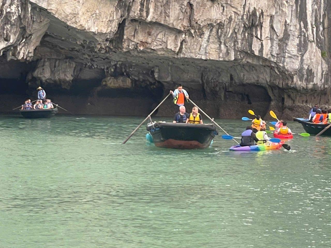Ha Long Bay Day Trip from Hanoi: Luxury or Standard Cruise with Lunch