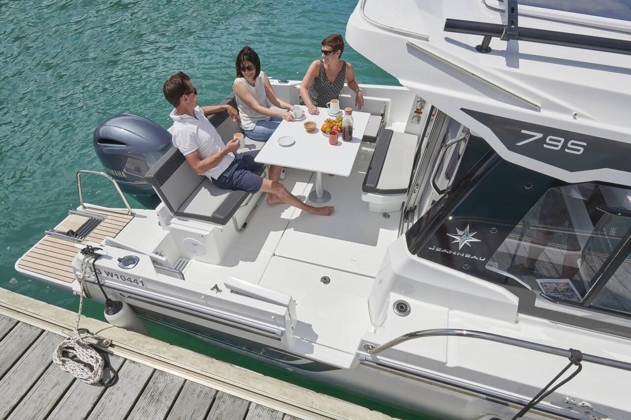 Komodo 6-Island Private Yacht Day Trip with Manta Ray Snorkeling