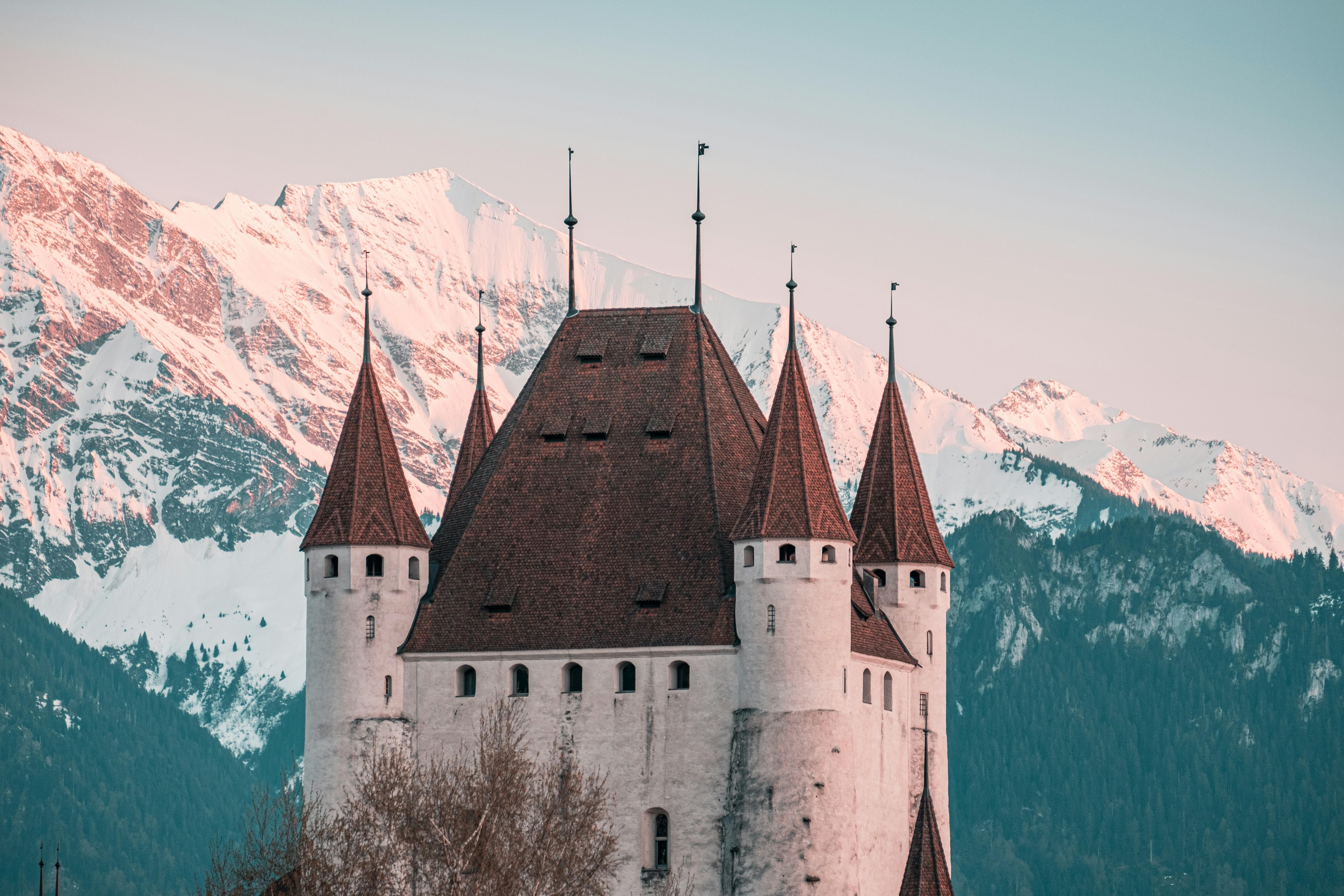 Interlaken: Lake Thun Three Castles Private Tour