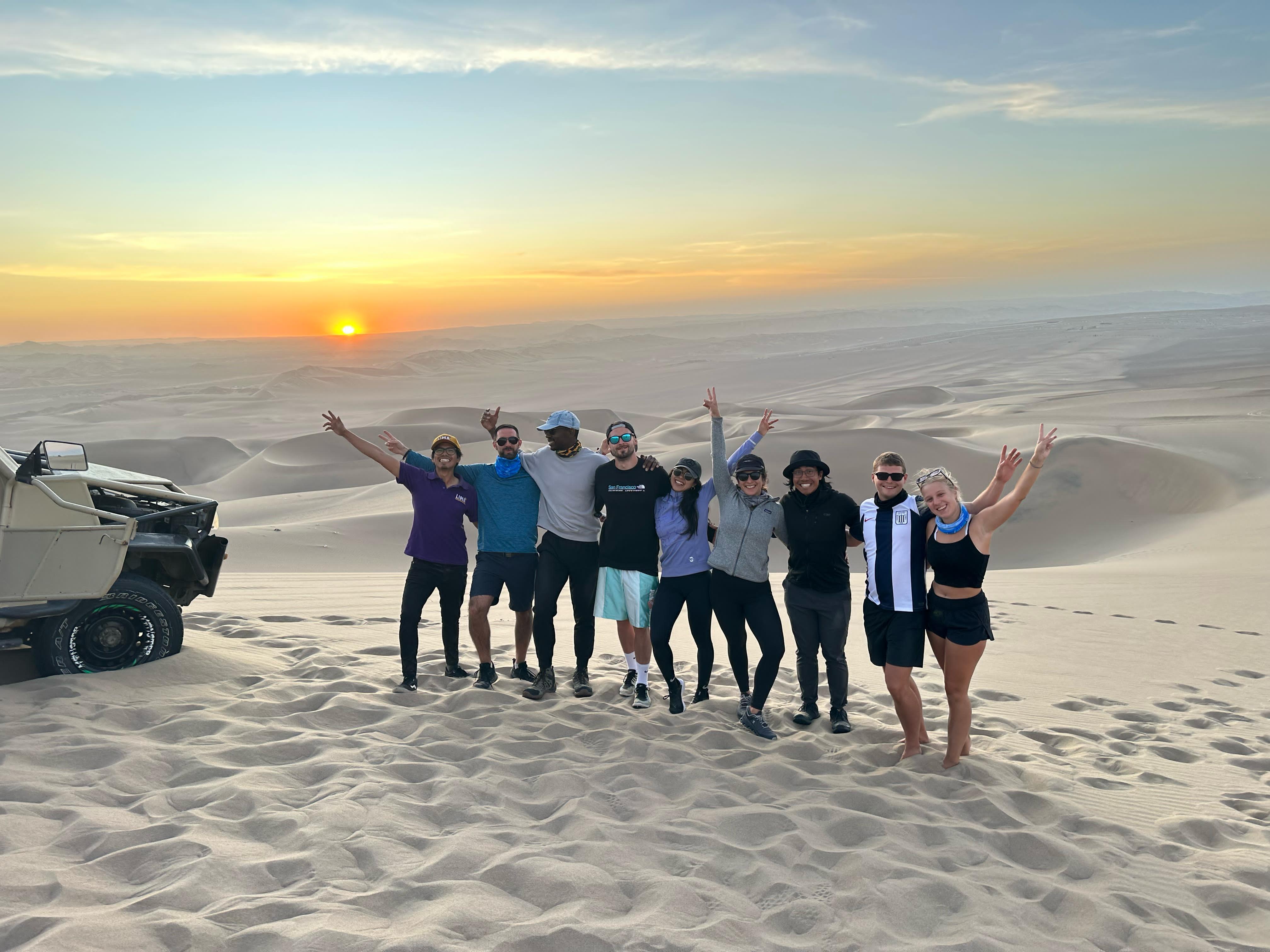 Aventura en Paracas y Huacachina: Islas, Dunas y Puesta de Sol en el Desierto