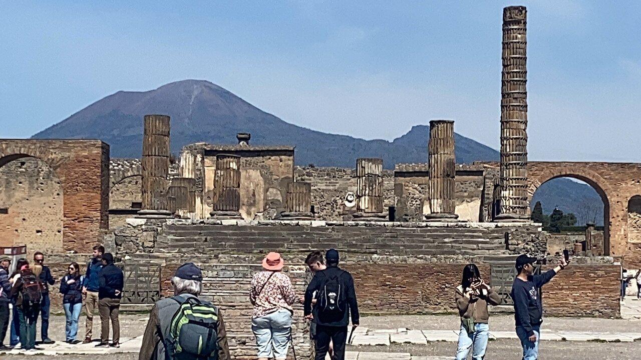Pompeii Discovery: Ancient Ruins, Wine Tasting, and Lunch
