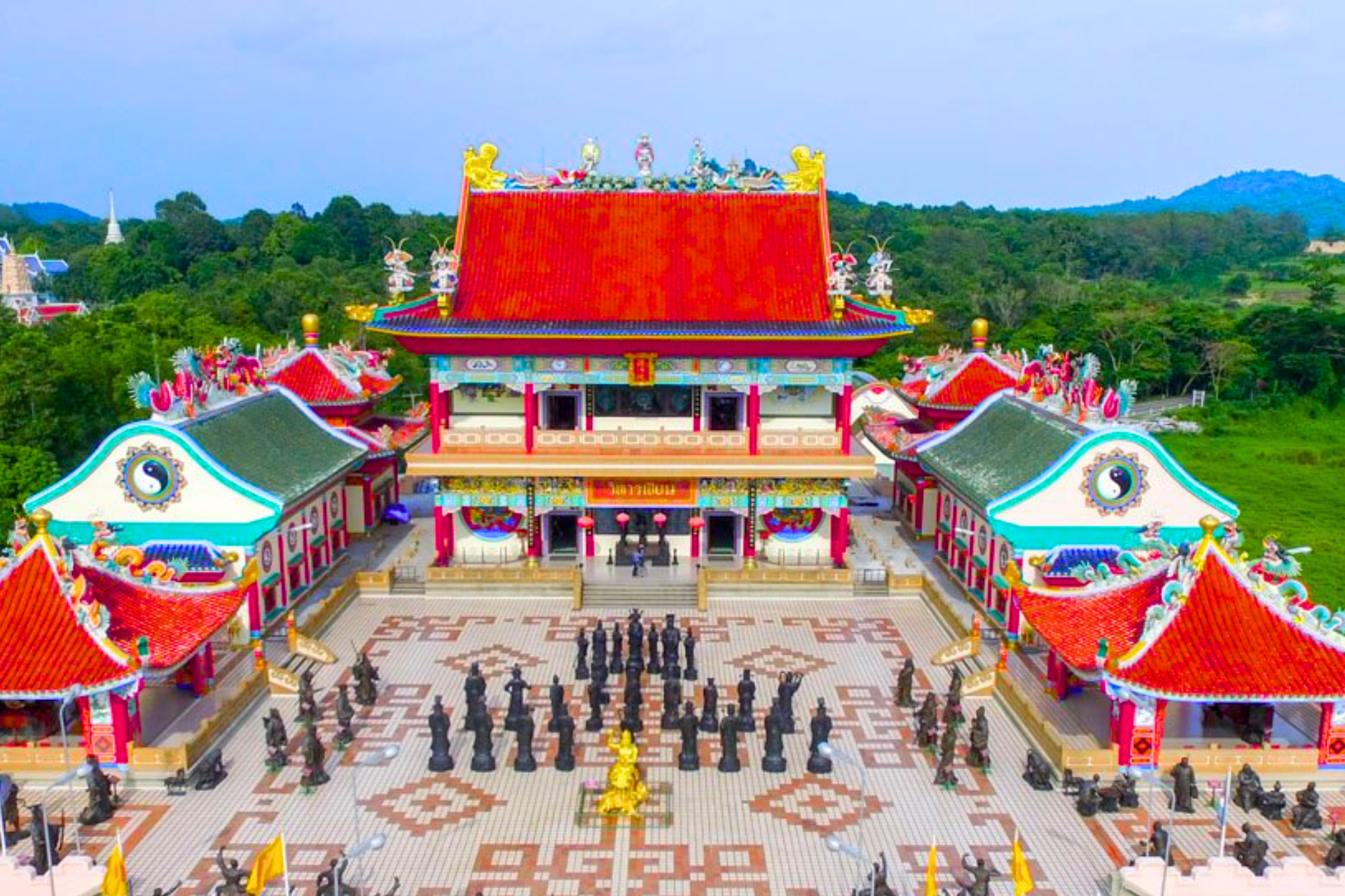 Pattaya Cultural Day Tour: Buddha Mountain, Viharn Sien & Floating Market