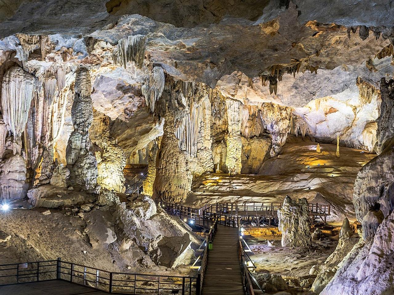 Phong Nha/Dong Hoi: Phong Nha Cave and Paradise Cave Tour