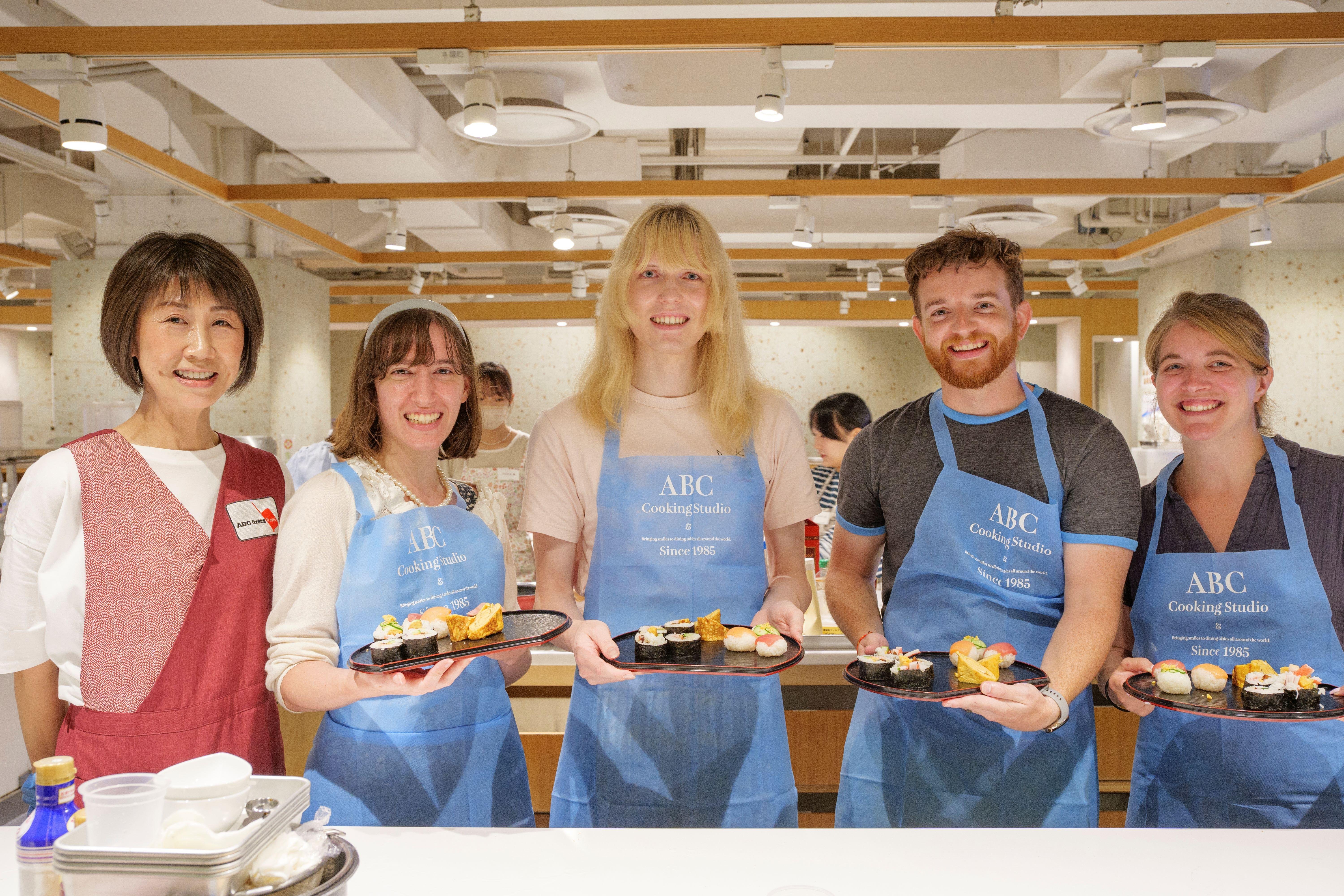 Tokyo: Tsukiji Market Walking Tour & Sushi Cooking Class