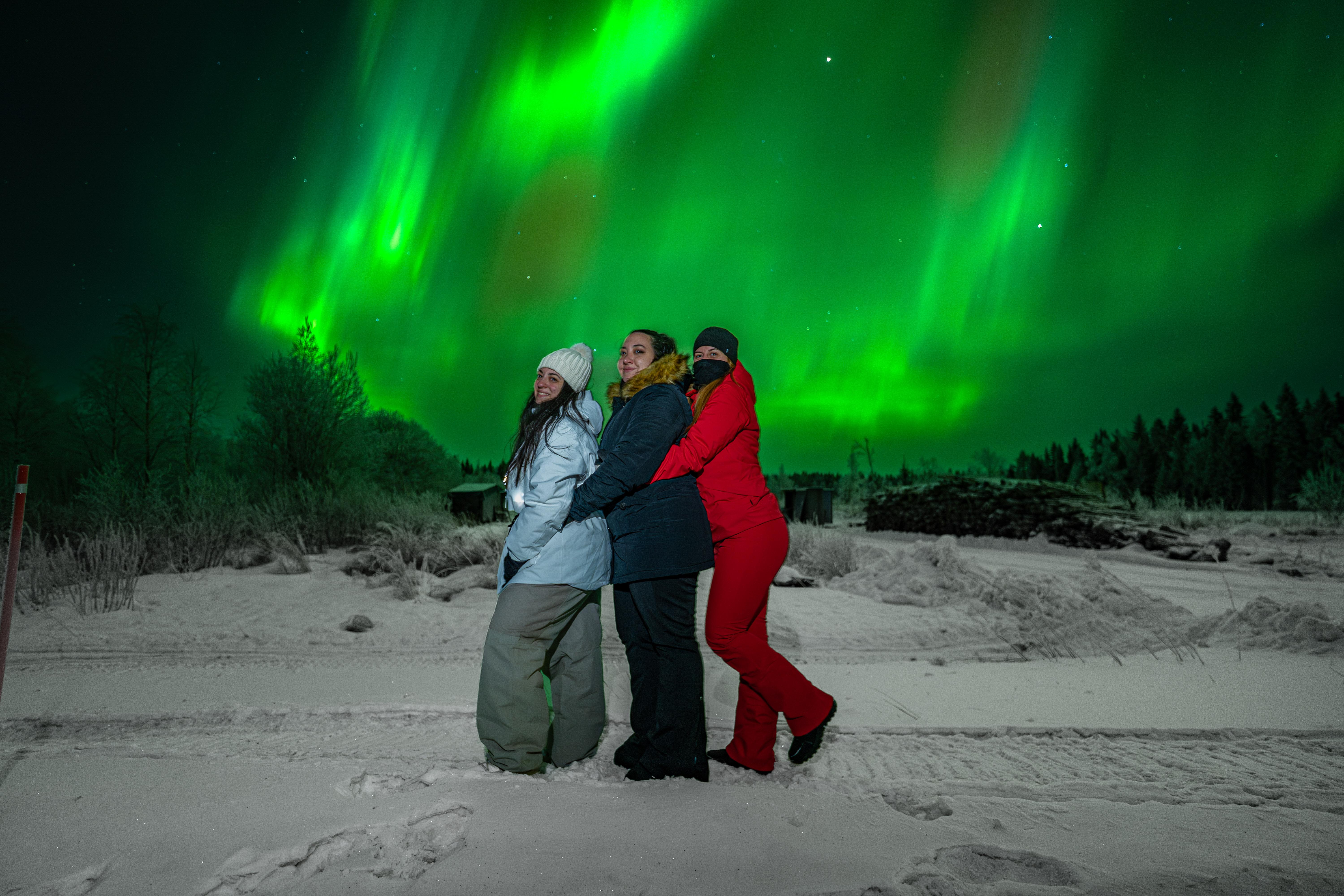 Rovaniemi Aurora Hunt – Expert-Led Northern Lights Chase with Free Photos