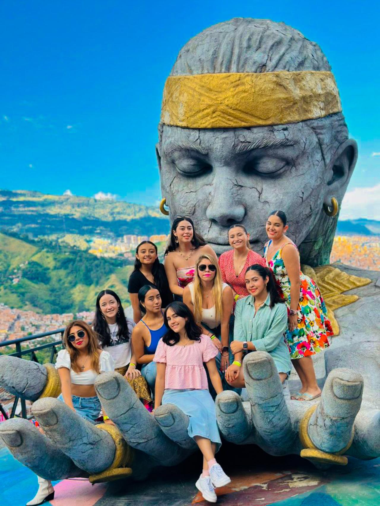 Comuna 13: History Walk, Graffiti Workshop & Local Snacks