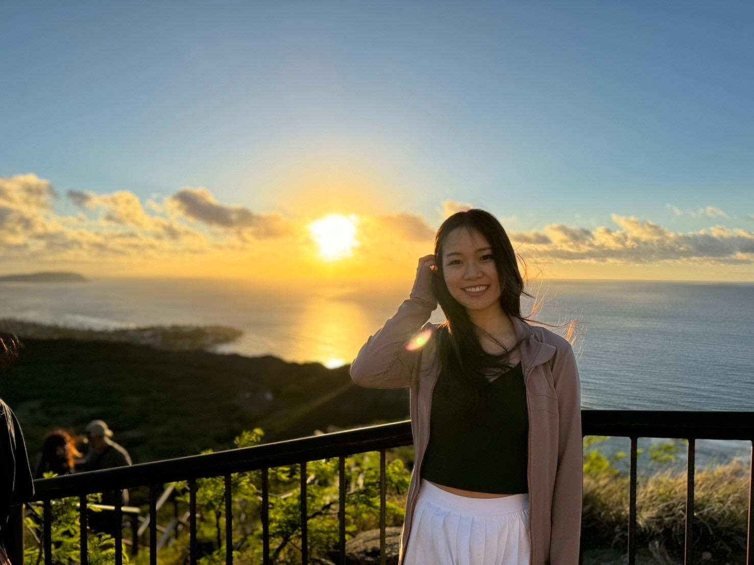 Early Morning Diamond Head Hike with Shuttle & Malasada