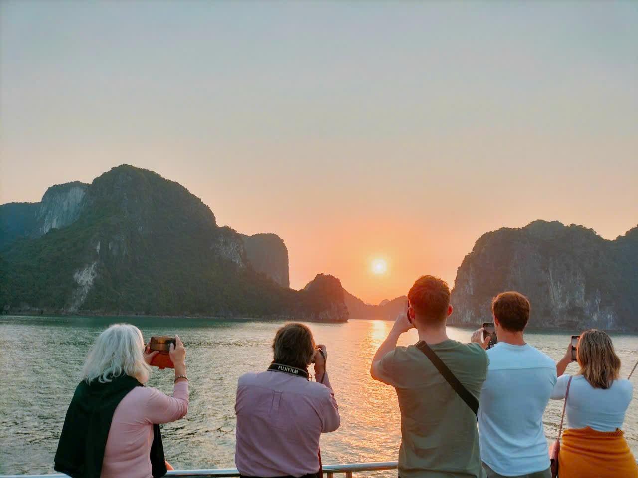 Ha Long Bay Full-Day Cruise: Caves, Kayaking & Scenic Views