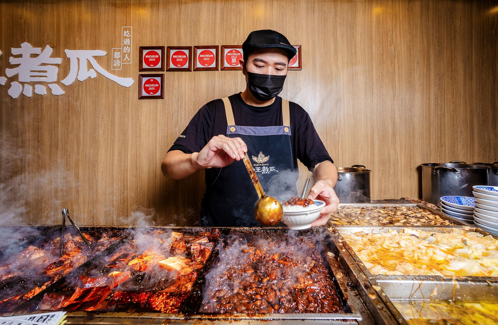 Taipei Night Market Food Tour: 12+ Tastings in Wanhua & Ximending