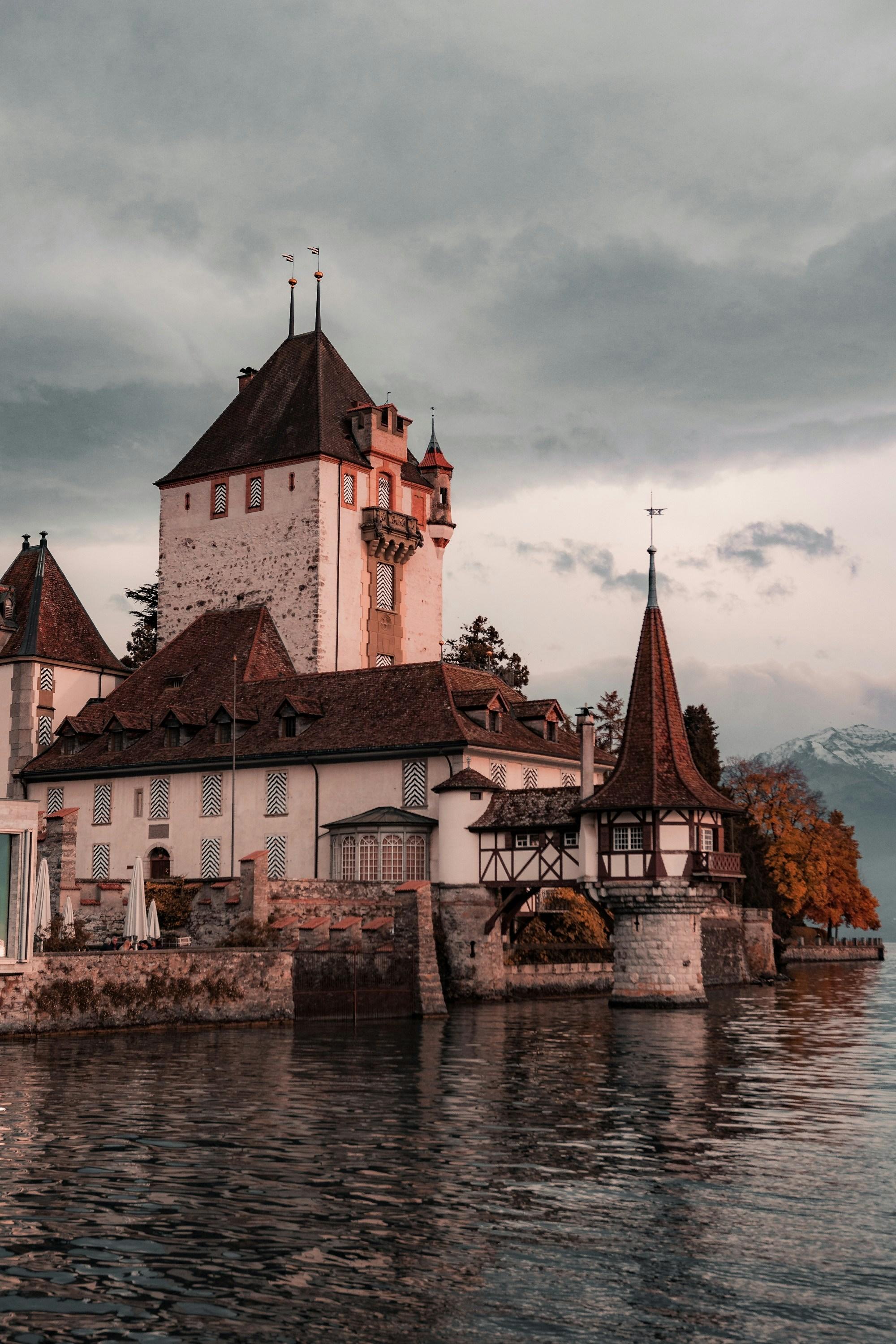 Interlaken: Lake Thun Three Castles Private Tour