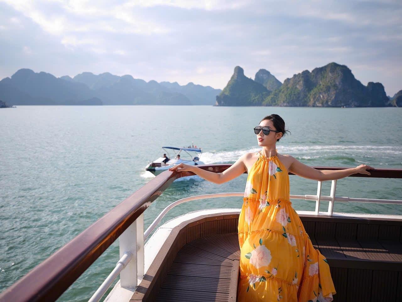 Ha Long Bay Full-Day Luxury Cruise from Hanoi