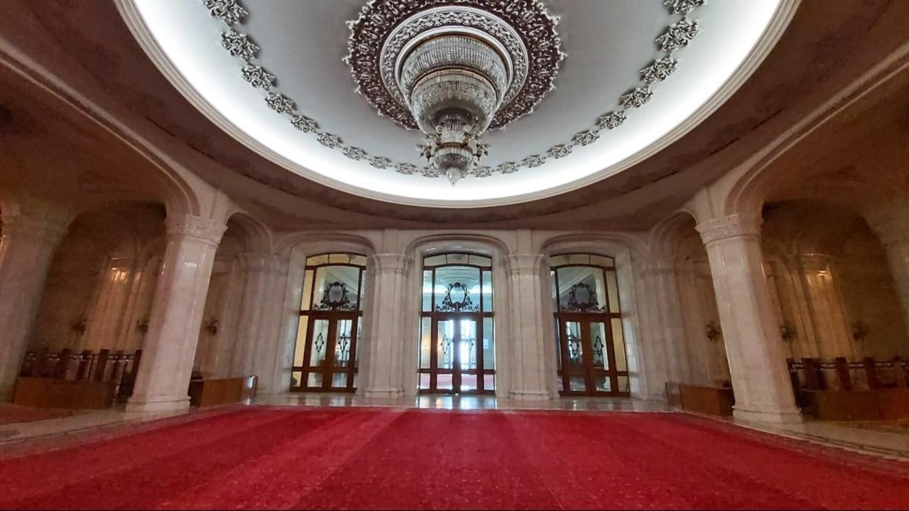 Bucharest: Ceausescu Mansion & Palace of Parliament Tour