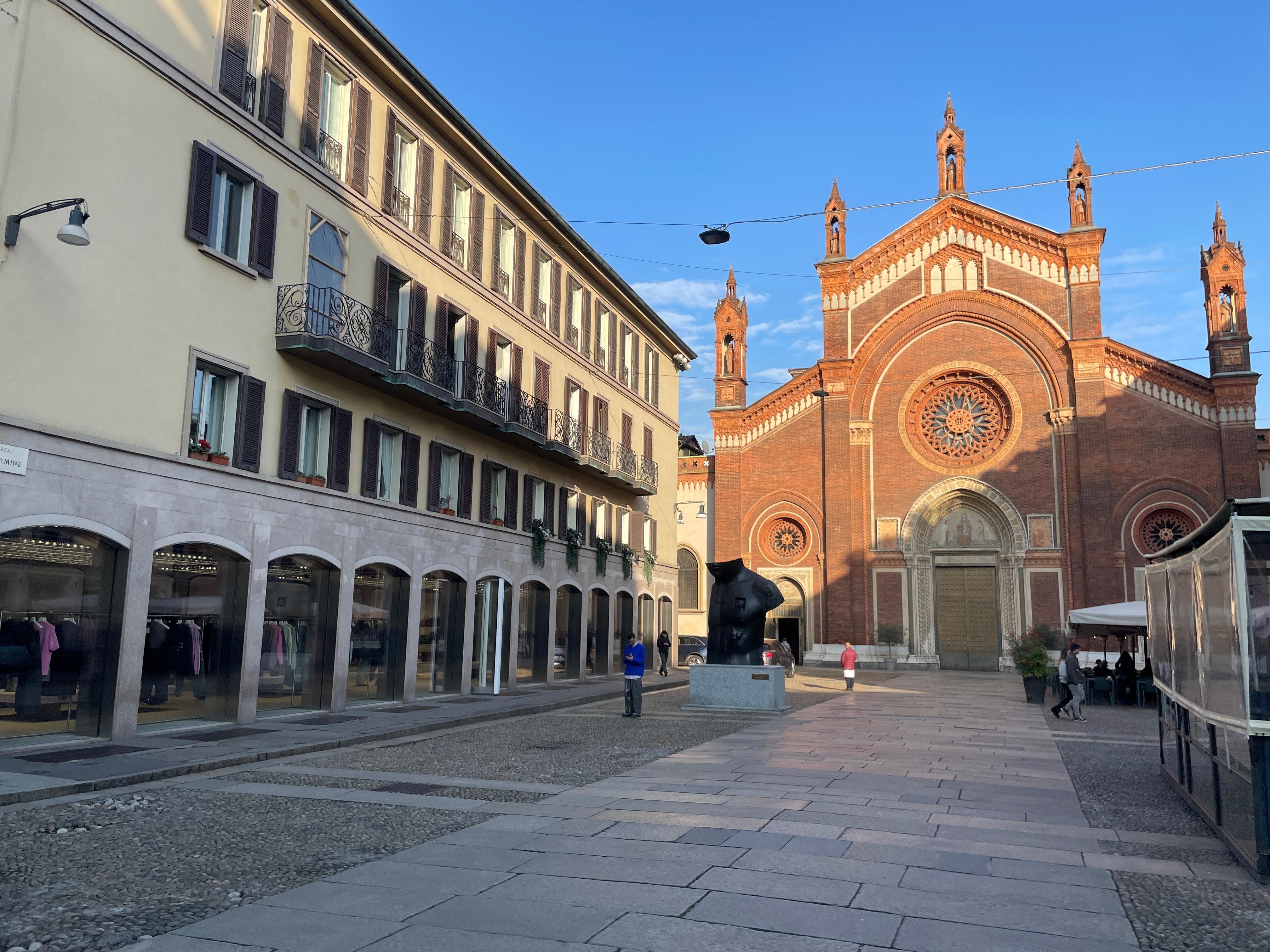 Milan History & Street Food Walk with Wine