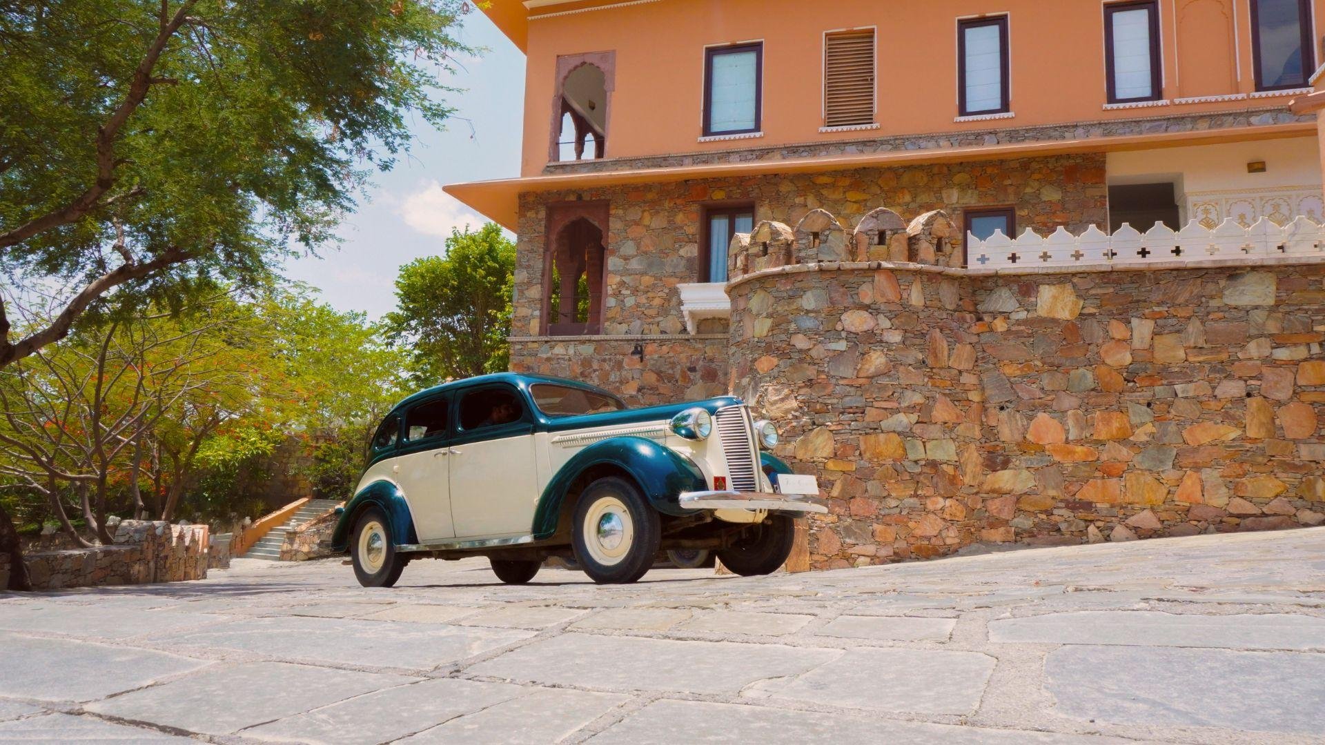 Udaipur Royal Heritage: Vintage Car Ride & Private Museum Tour